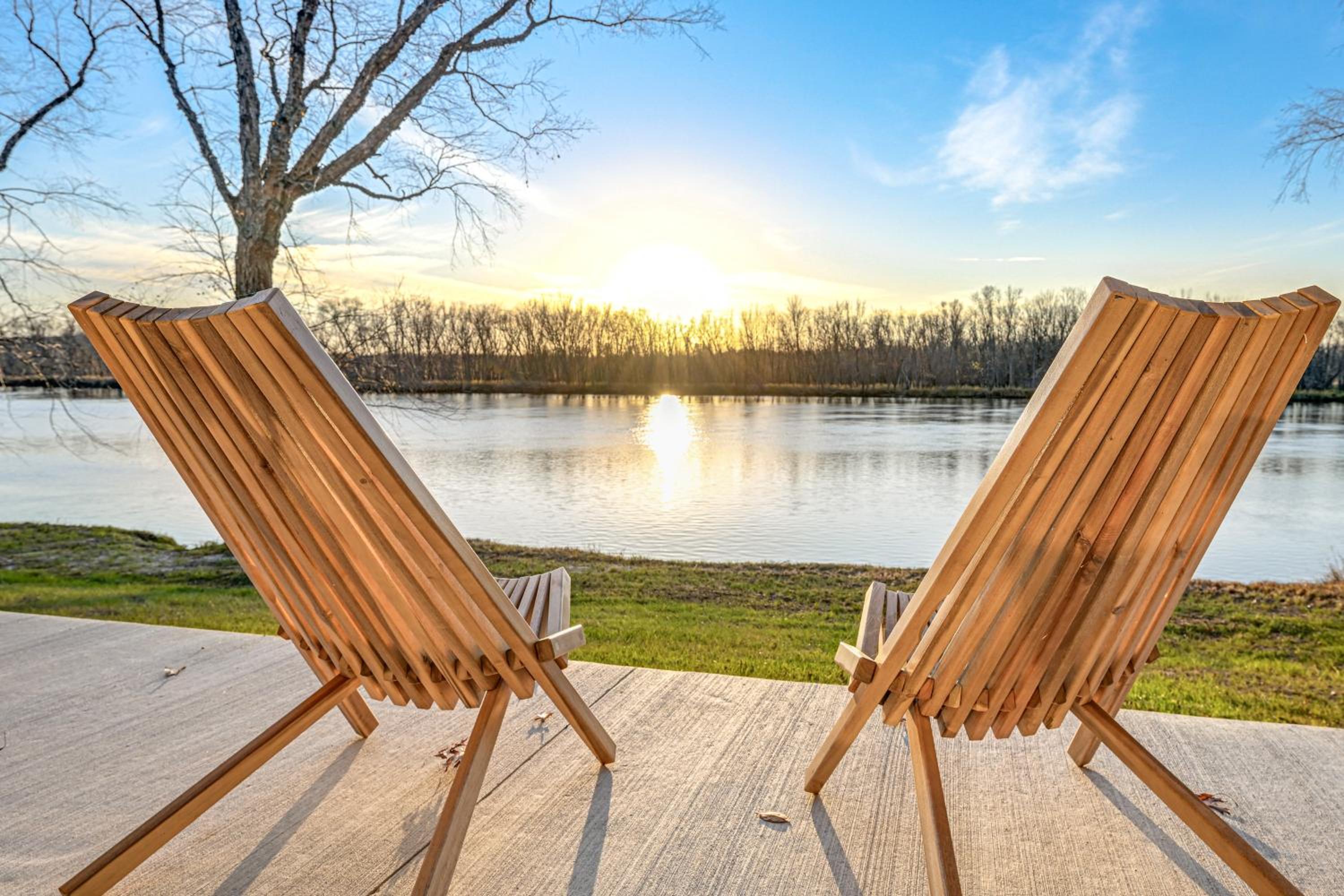 Riverfront Reset! Dells Cabin with Kayaks and Deck
