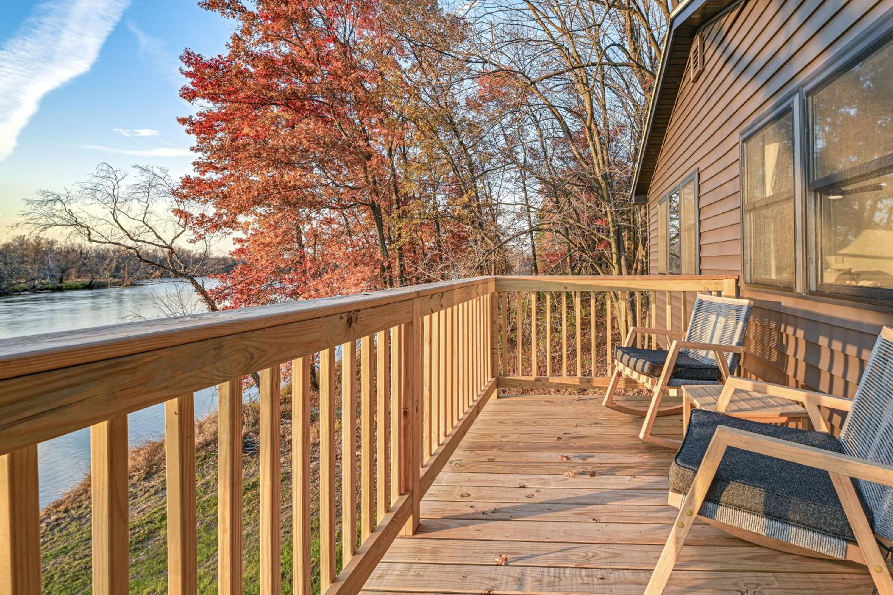Riverfront Reset! Dells Cabin with Kayaks and Deck