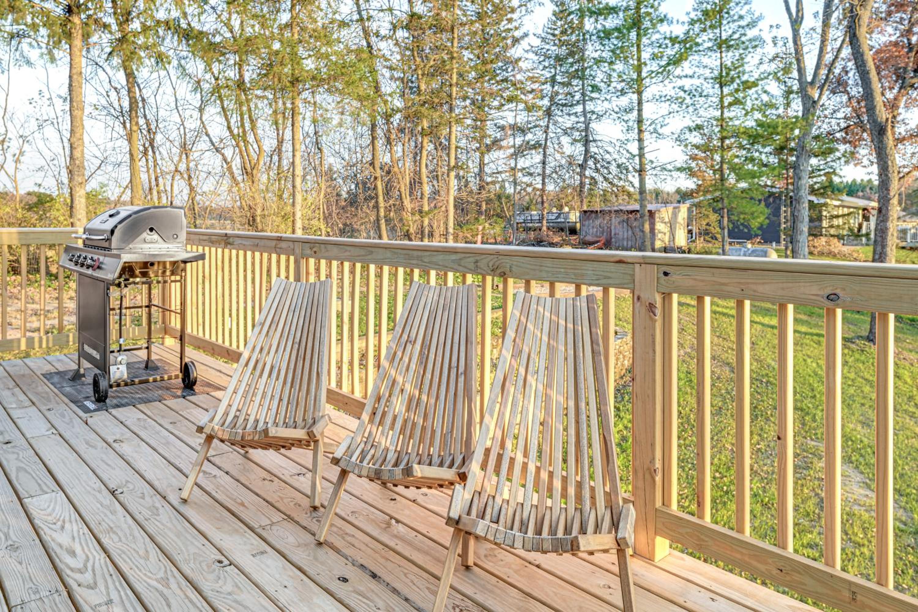 Riverfront Reset! Dells Cabin with Kayaks and Deck