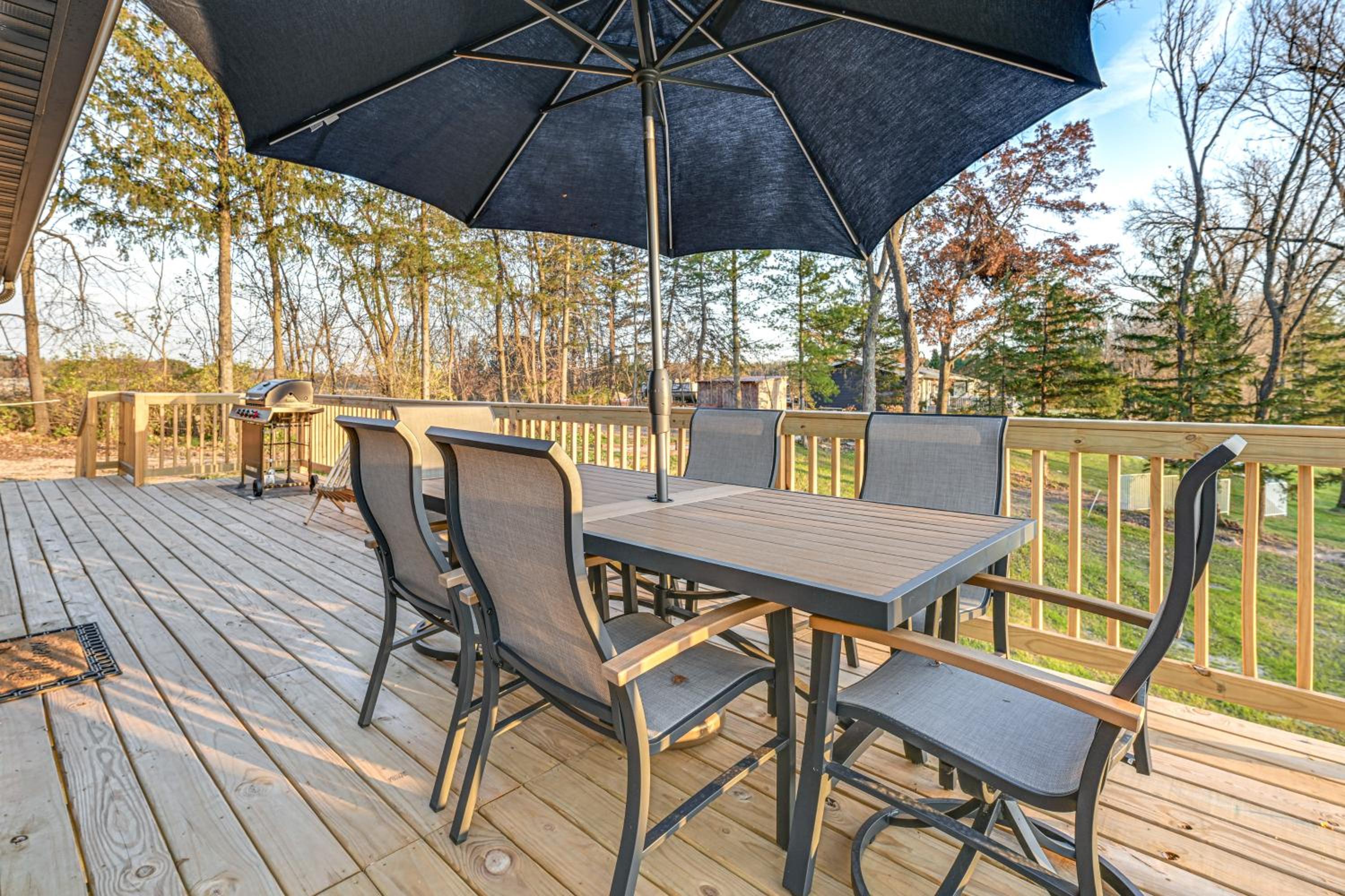 Riverfront Reset! Dells Cabin with Kayaks and Deck