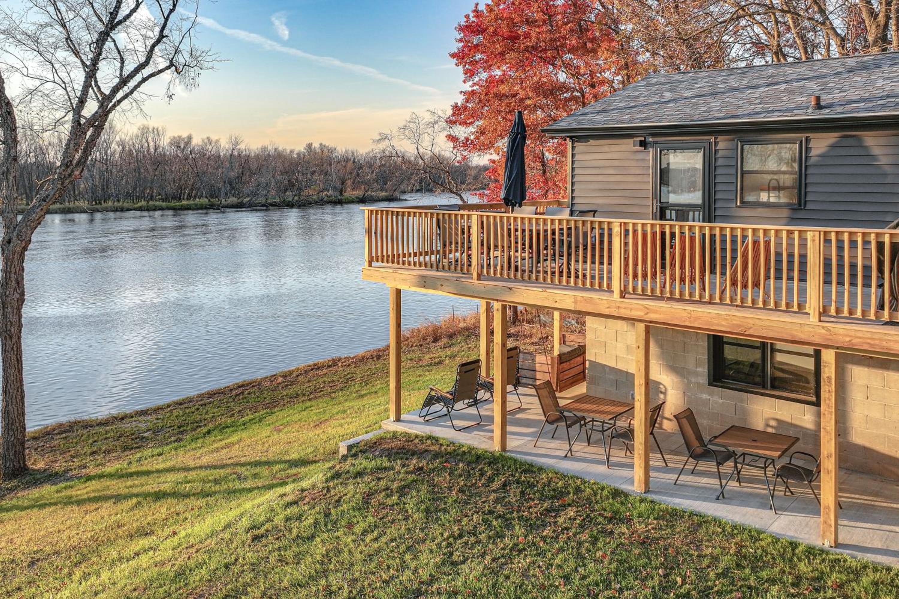 Riverfront Reset! Dells Cabin with Kayaks and Deck