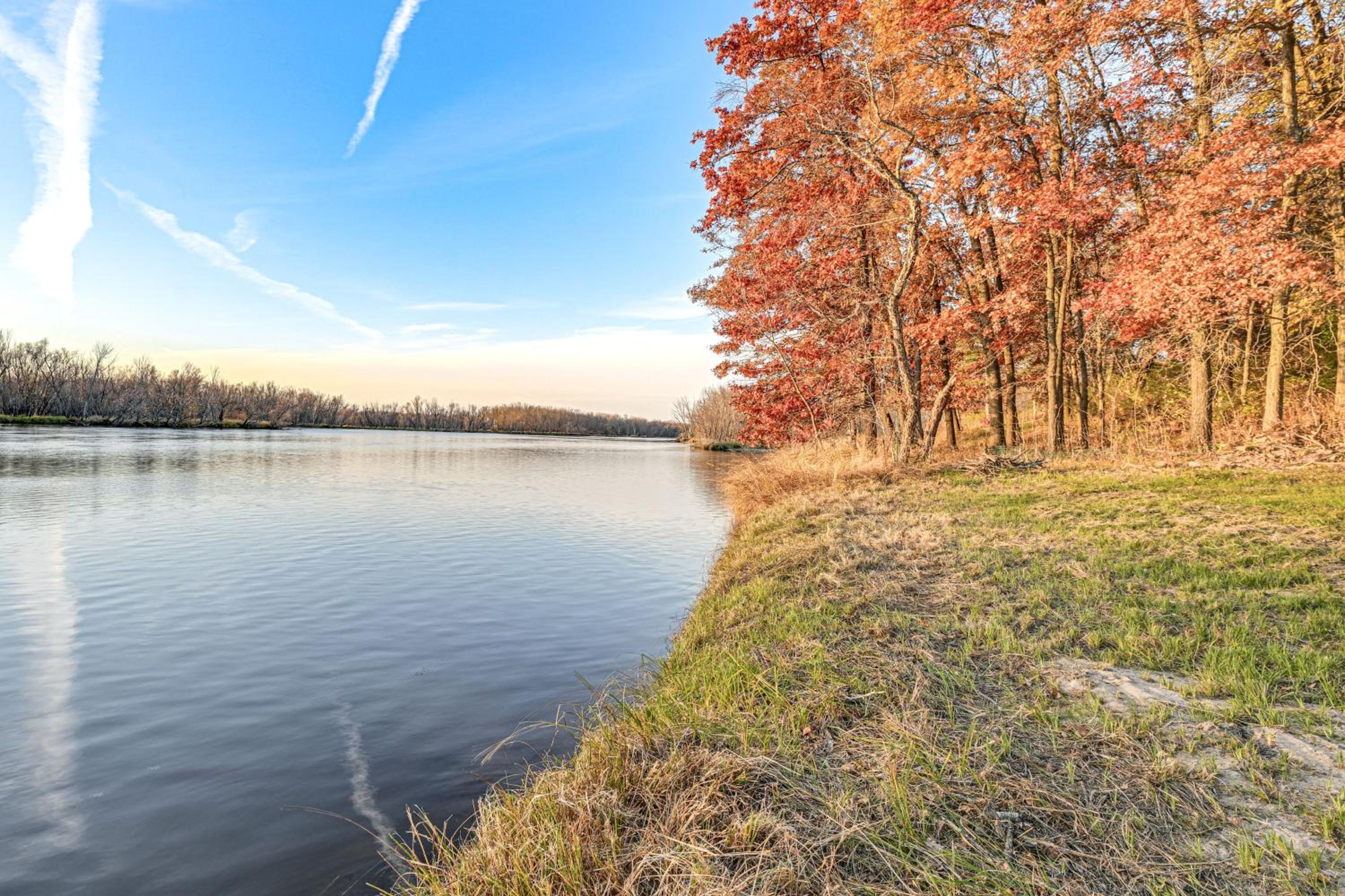 Riverfront Reset! Dells Cabin with Kayaks and Deck