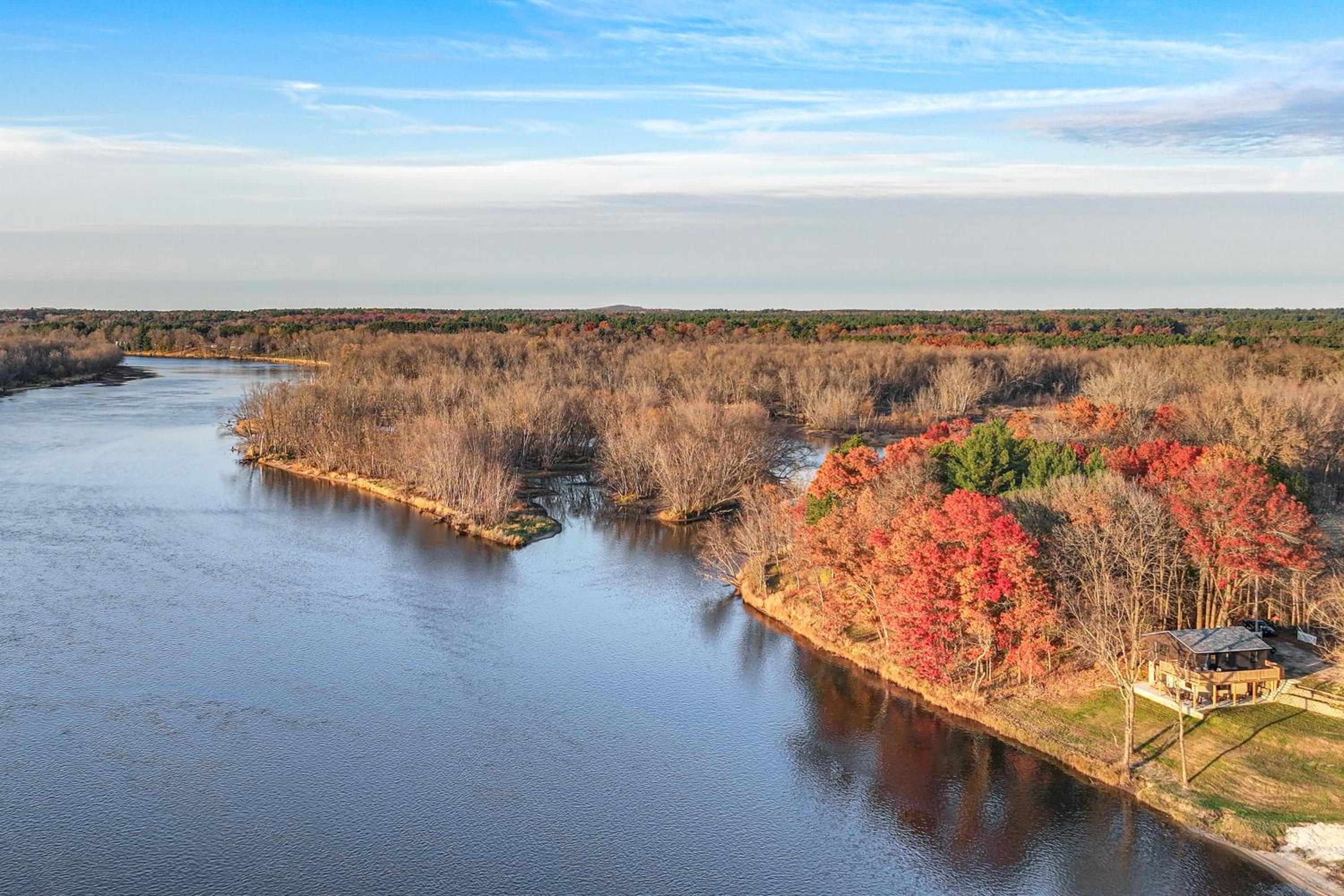 Riverfront Reset! Dells Cabin with Kayaks and Deck