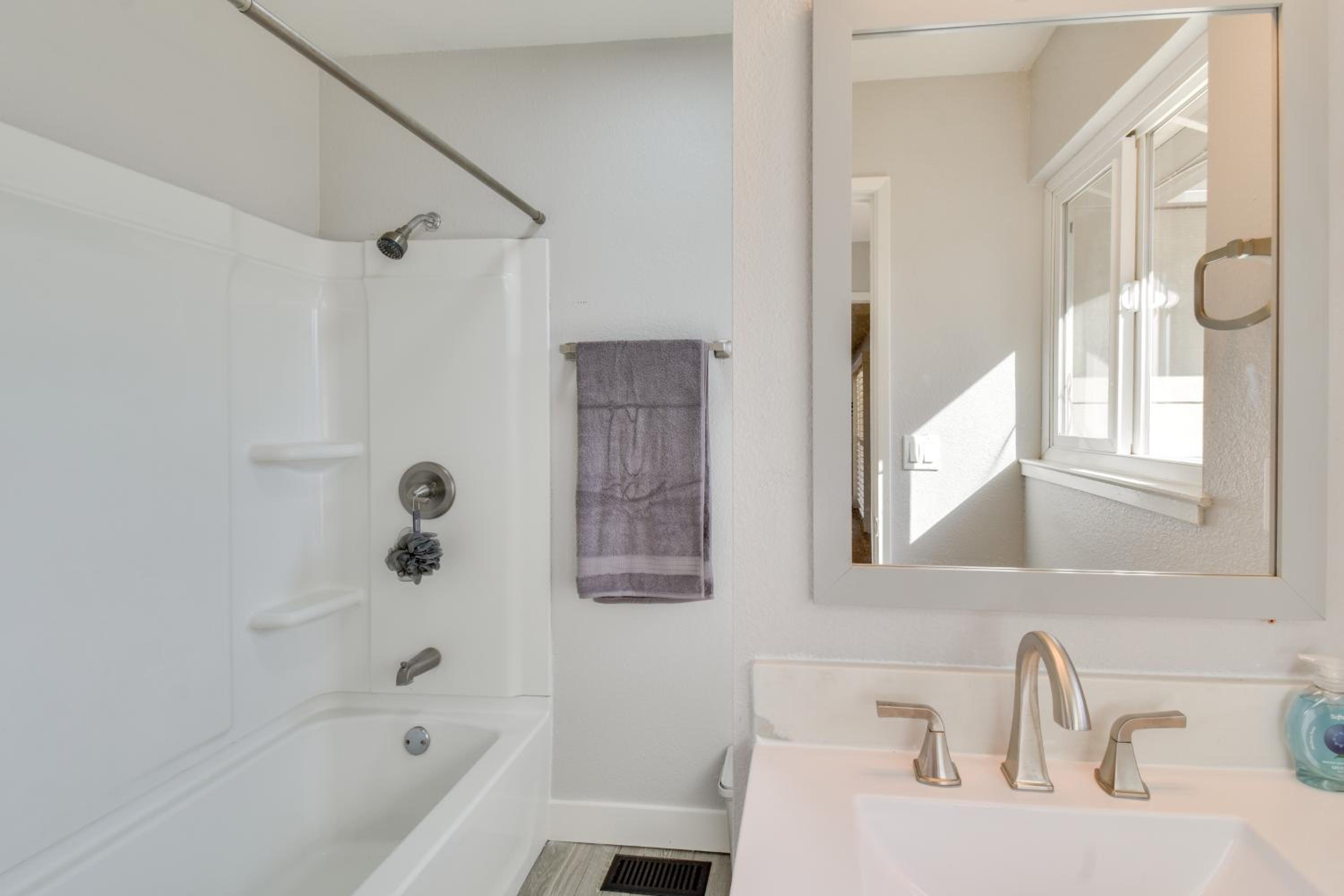 2 Mi to UC Merced Modern Home with Private Yard