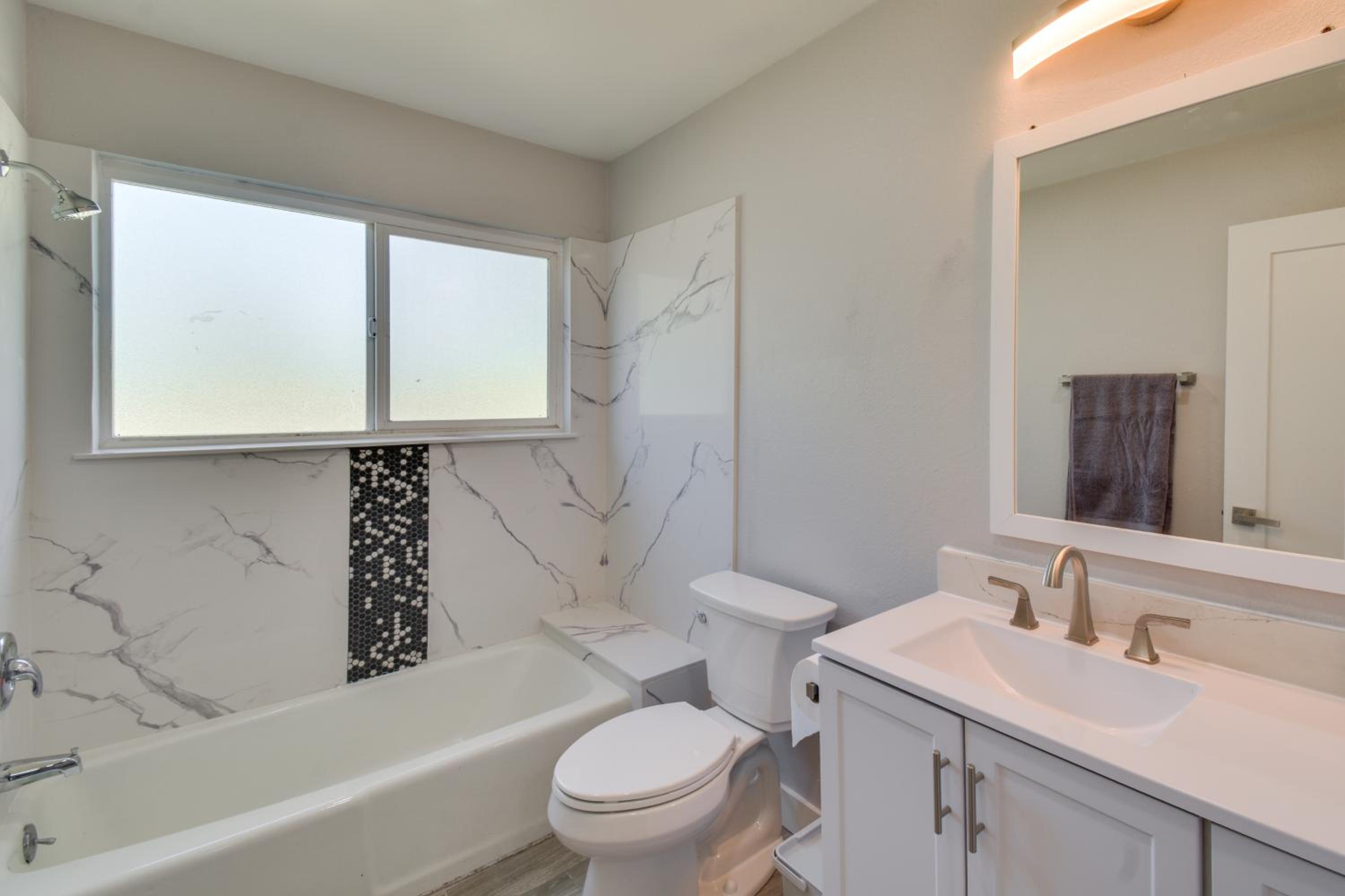 2 Mi to UC Merced Modern Home with Private Yard