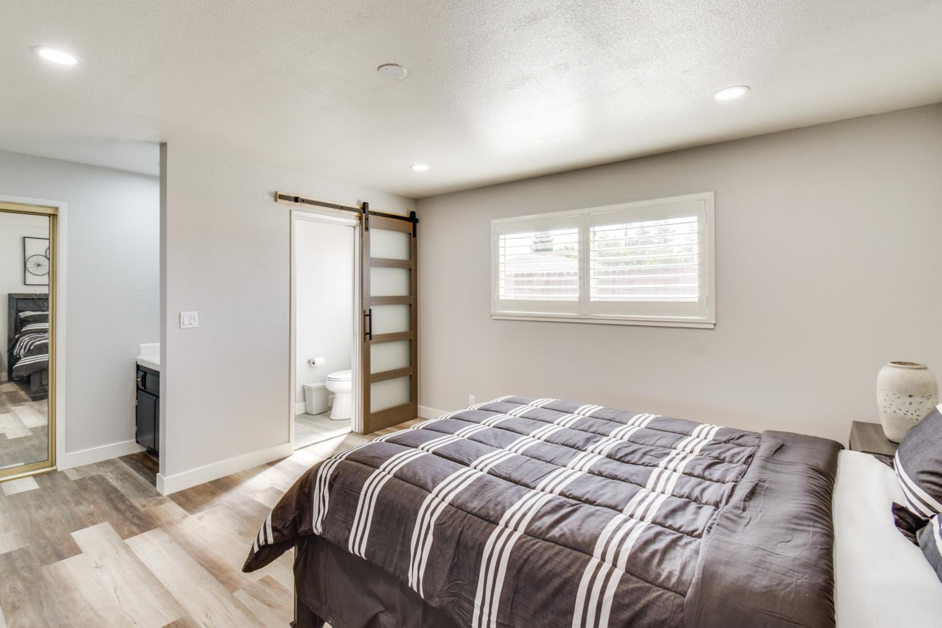2 Mi to UC Merced Modern Home with Private Yard