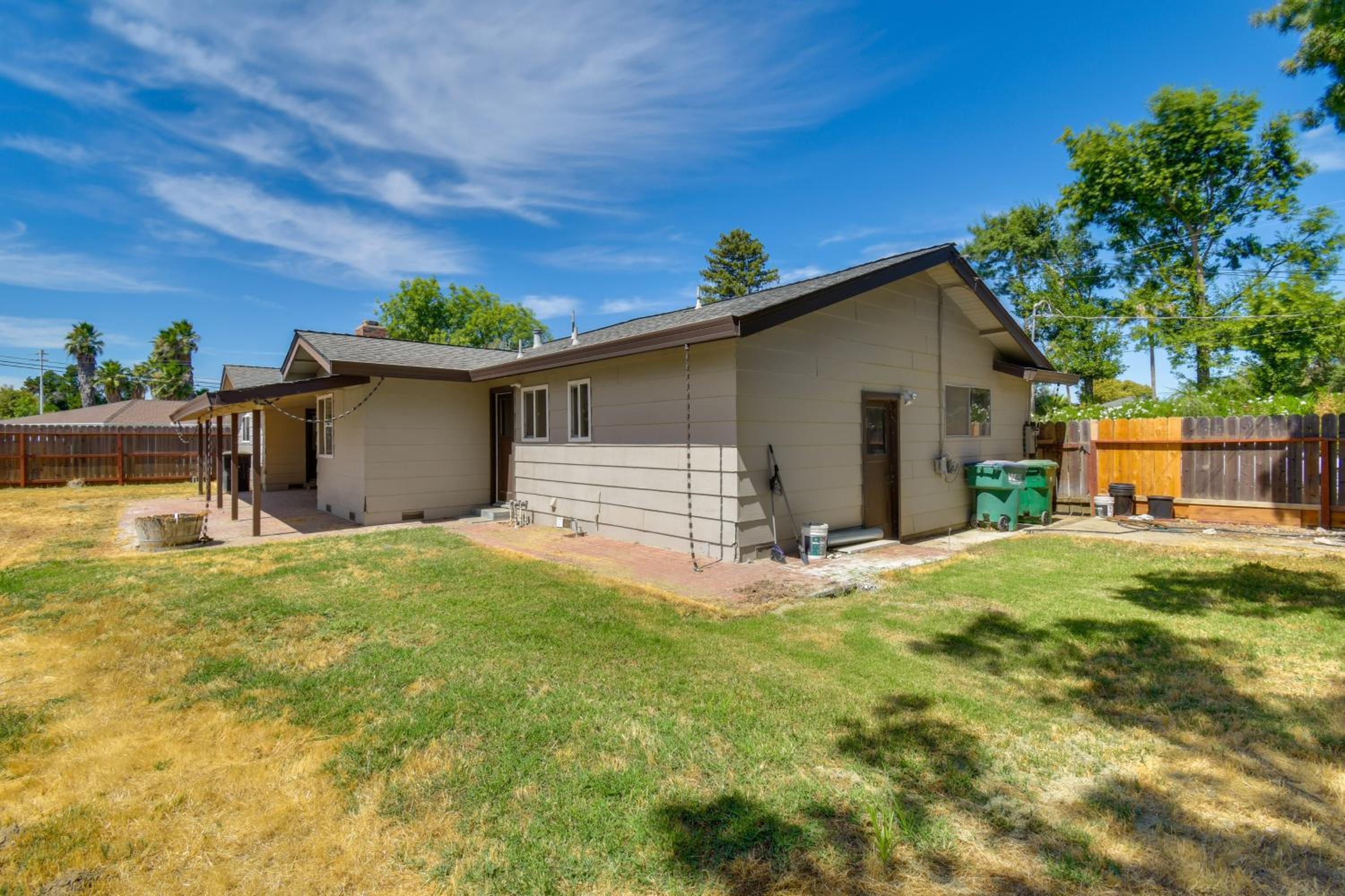 2 Mi to UC Merced Modern Home with Private Yard