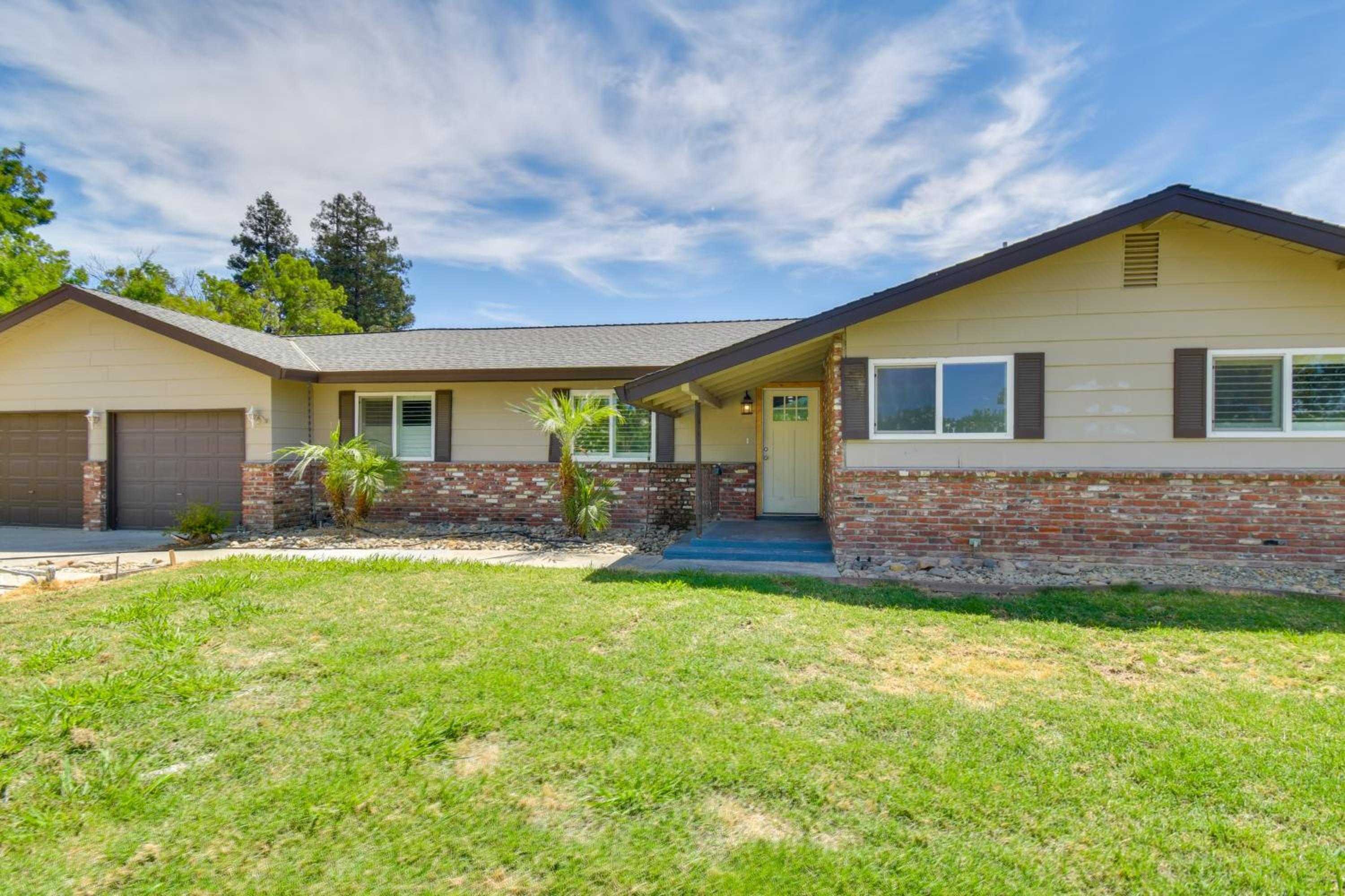 2 Mi to UC Merced Modern Home with Private Yard