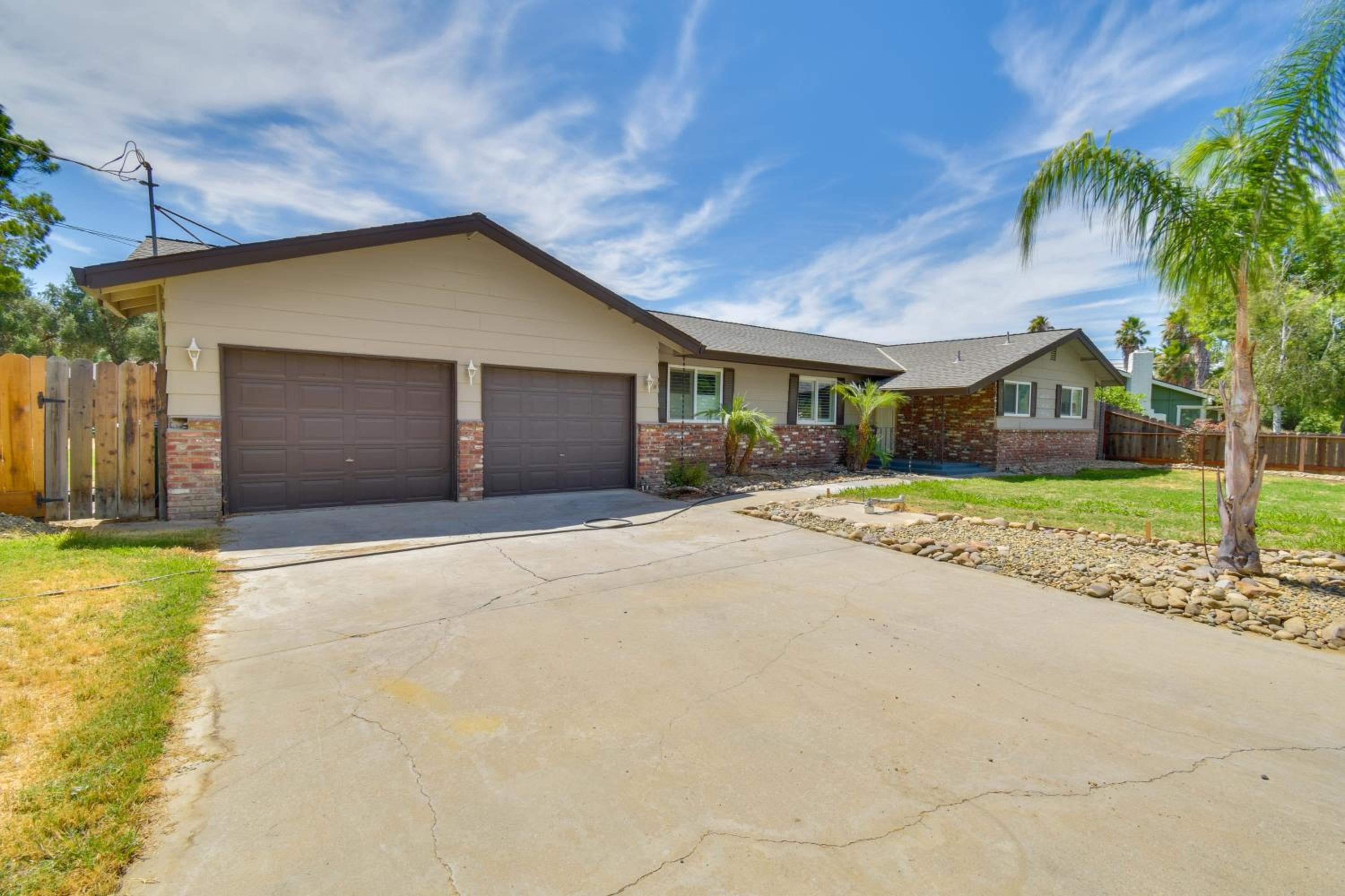 2 Mi to UC Merced Modern Home with Private Yard