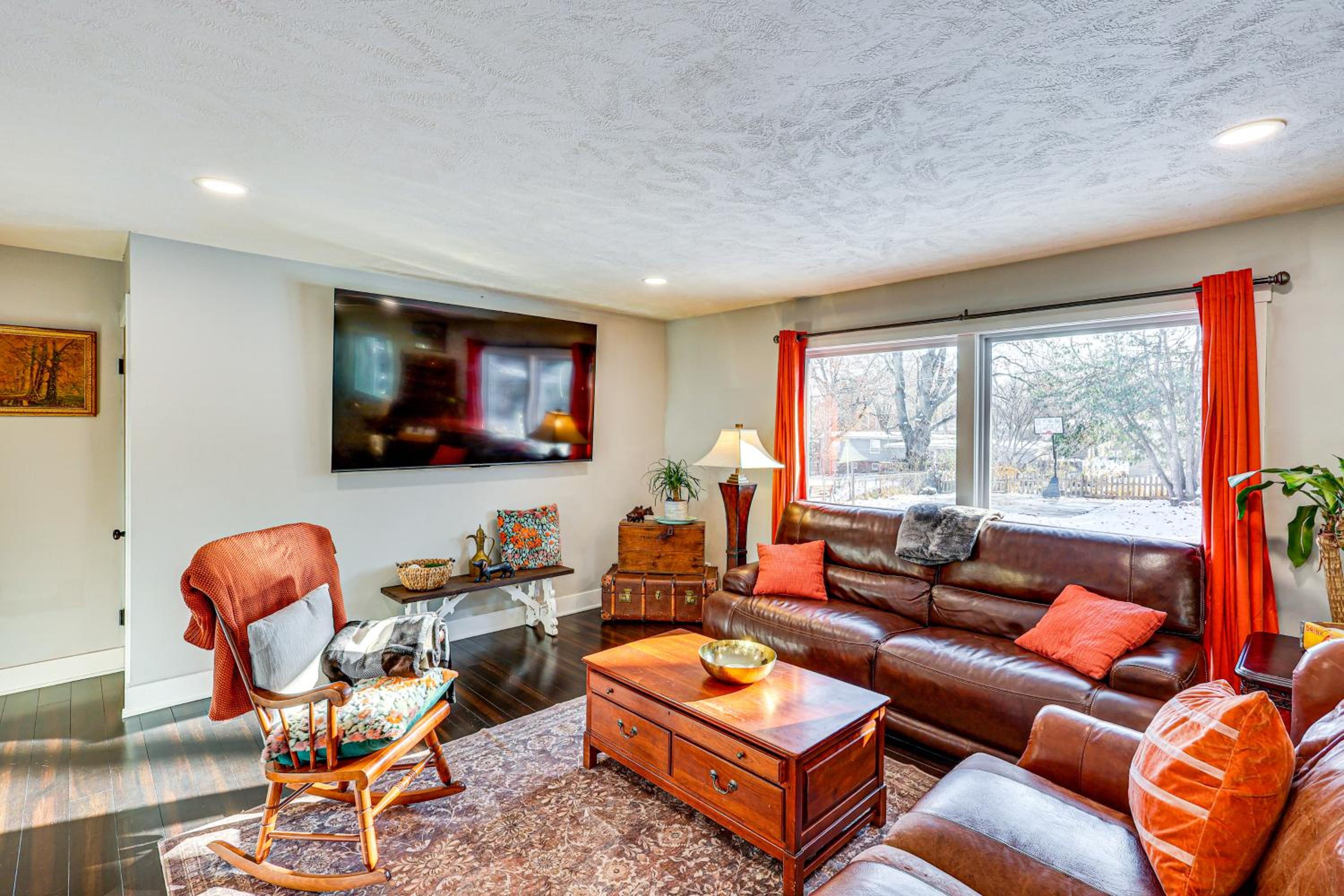 Spacious and Family Friendly! Lincoln Home Near Dtwn
