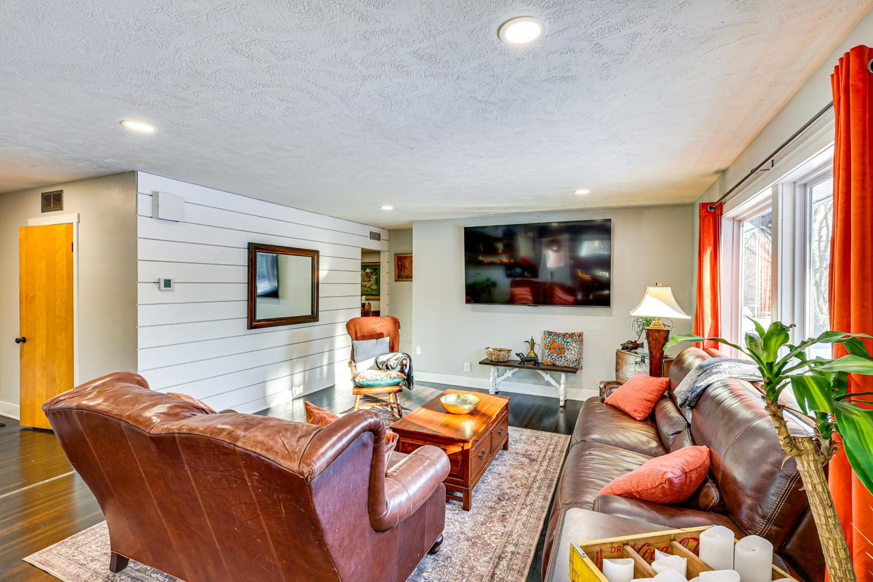 Spacious and Family Friendly! Lincoln Home Near Dtwn