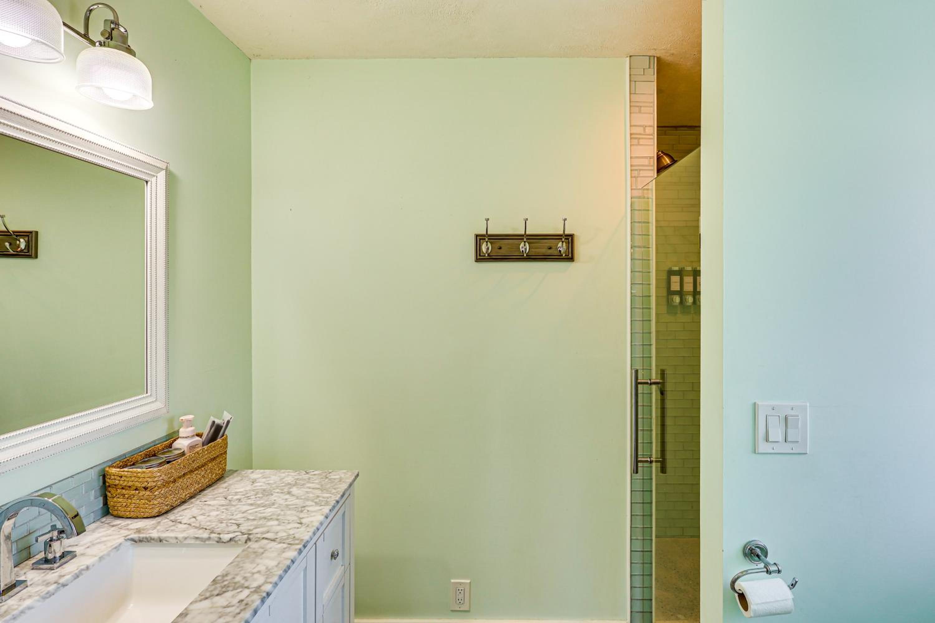 Spacious and Family Friendly! Lincoln Home Near Dtwn