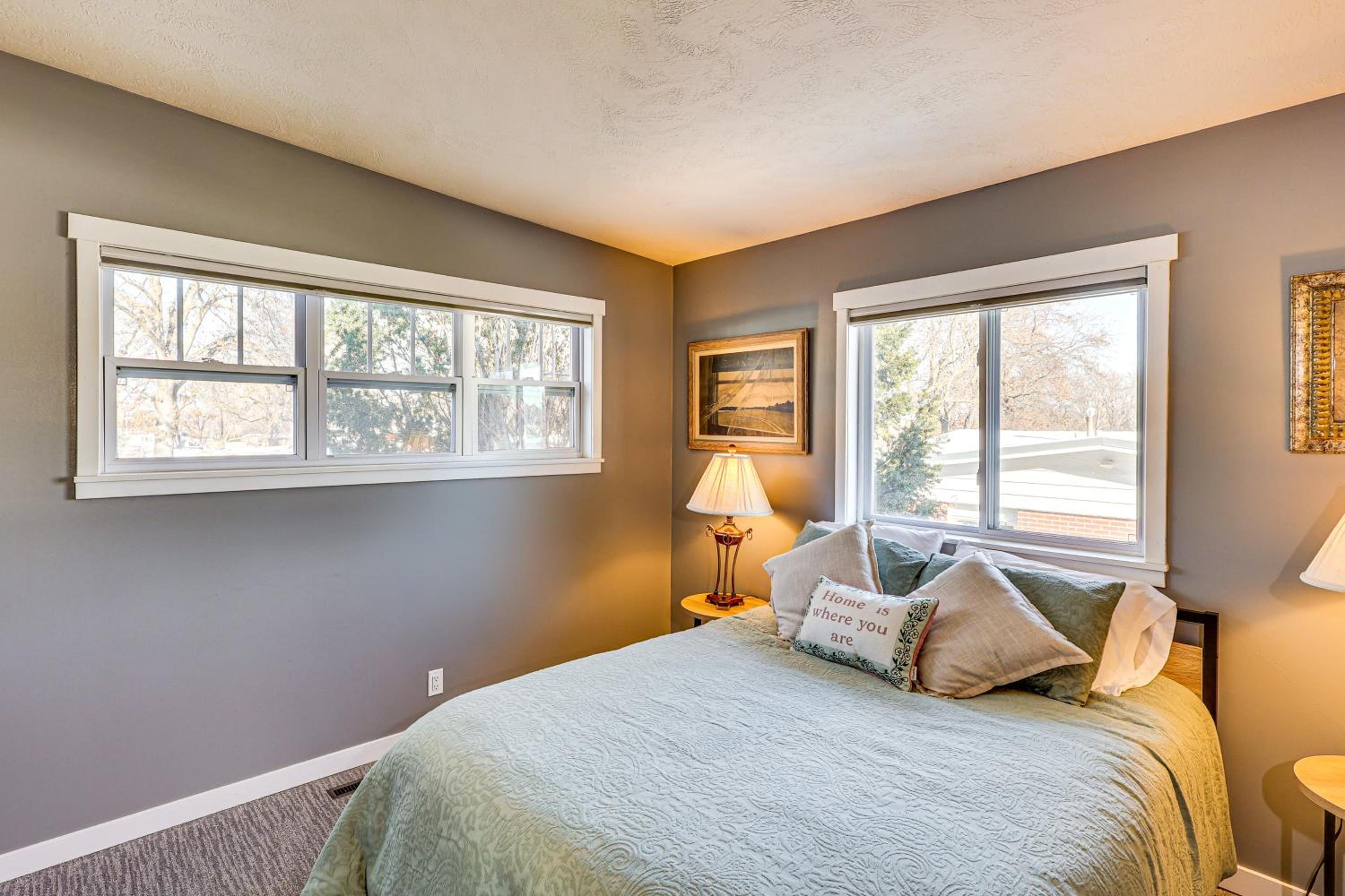 Spacious and Family Friendly! Lincoln Home Near Dtwn