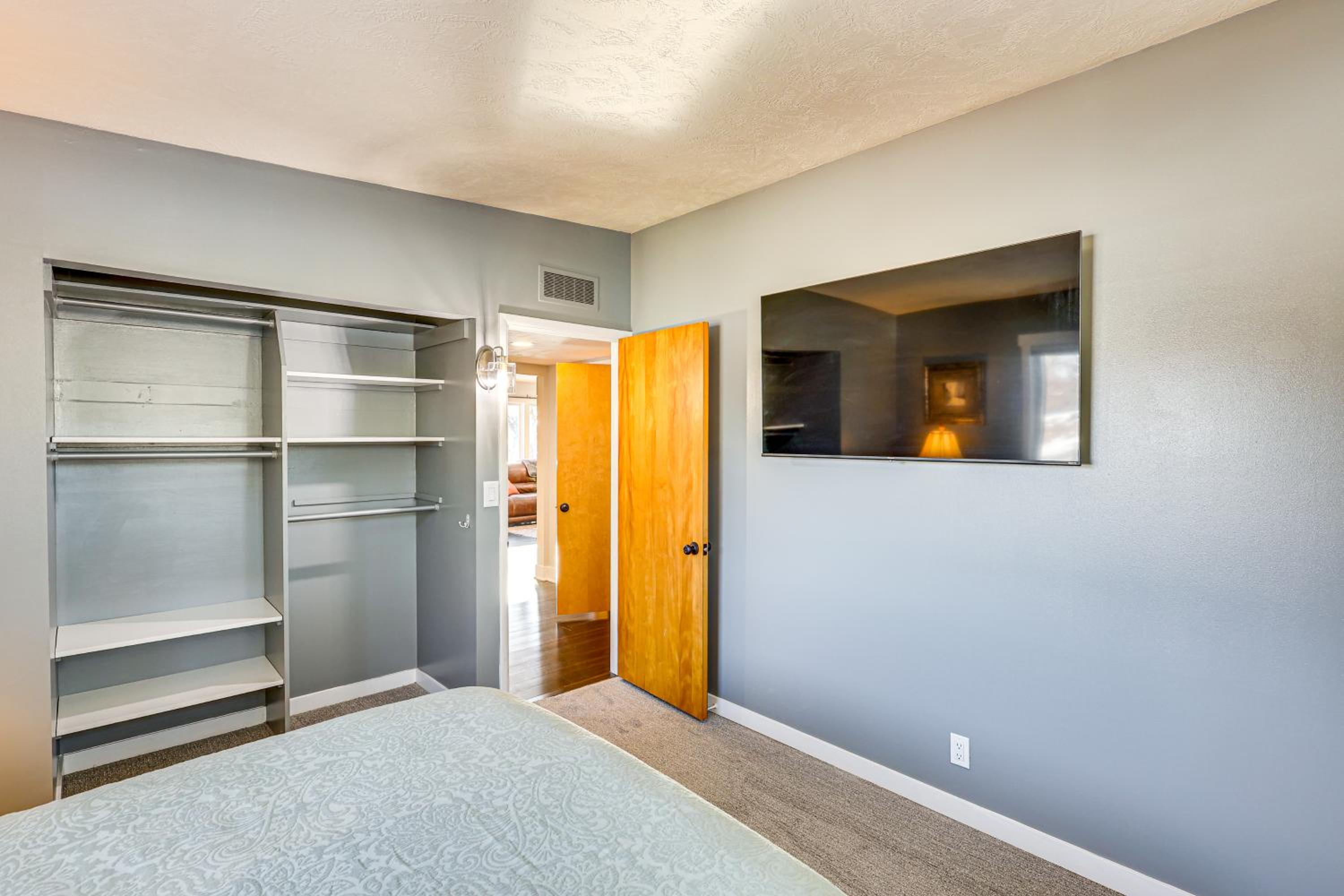 Spacious and Family Friendly! Lincoln Home Near Dtwn