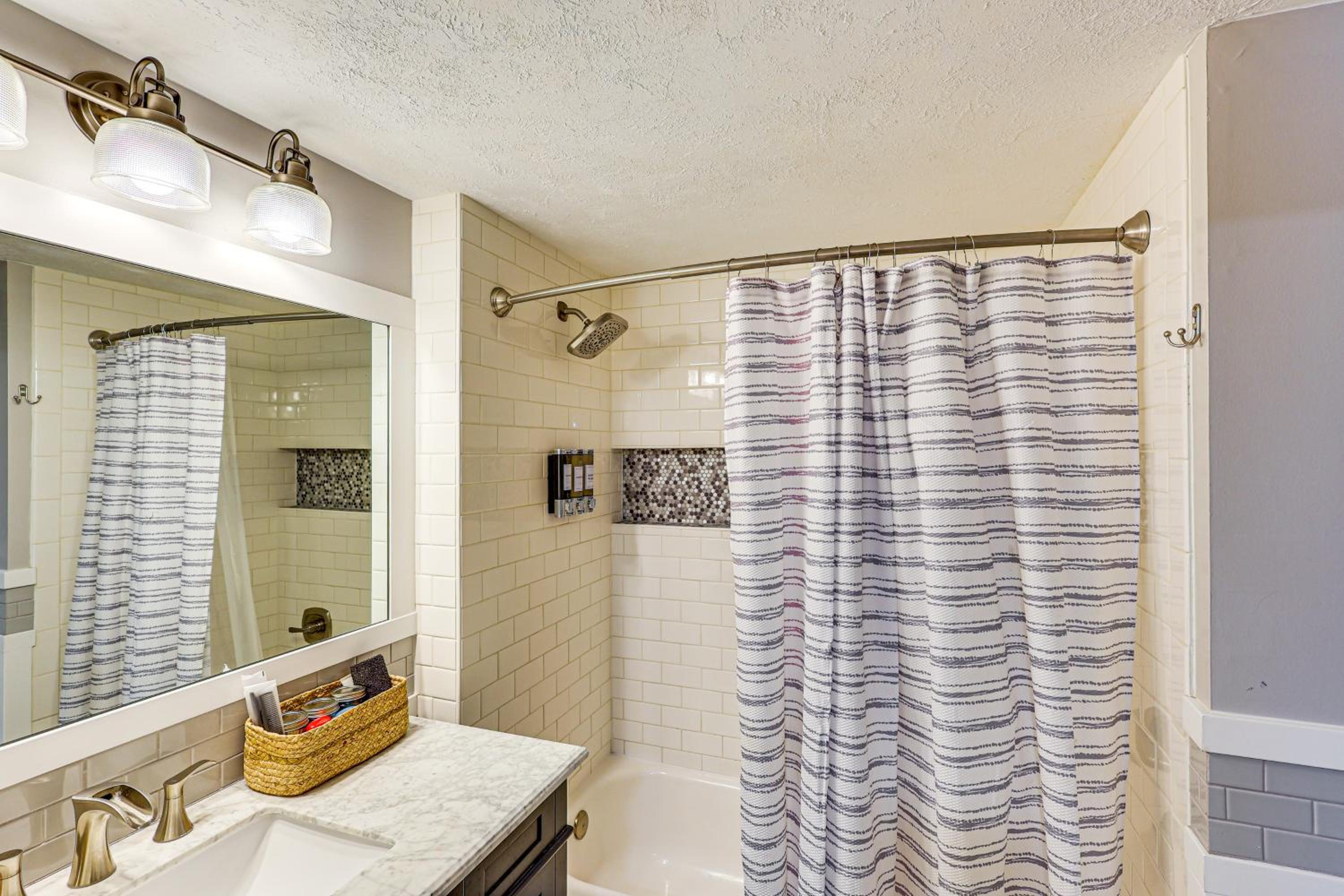 Spacious and Family Friendly! Lincoln Home Near Dtwn