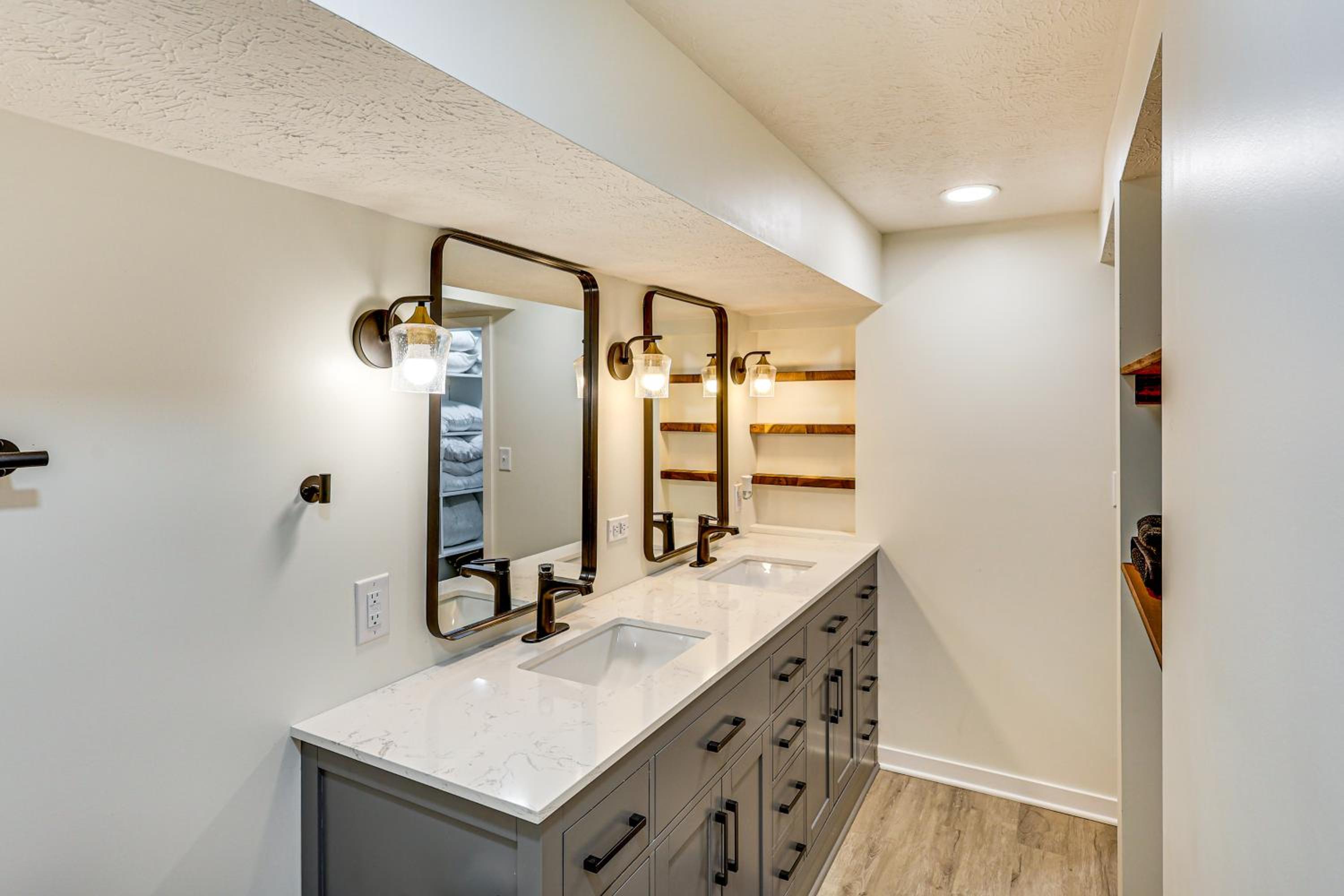 Spacious and Family Friendly! Lincoln Home Near Dtwn