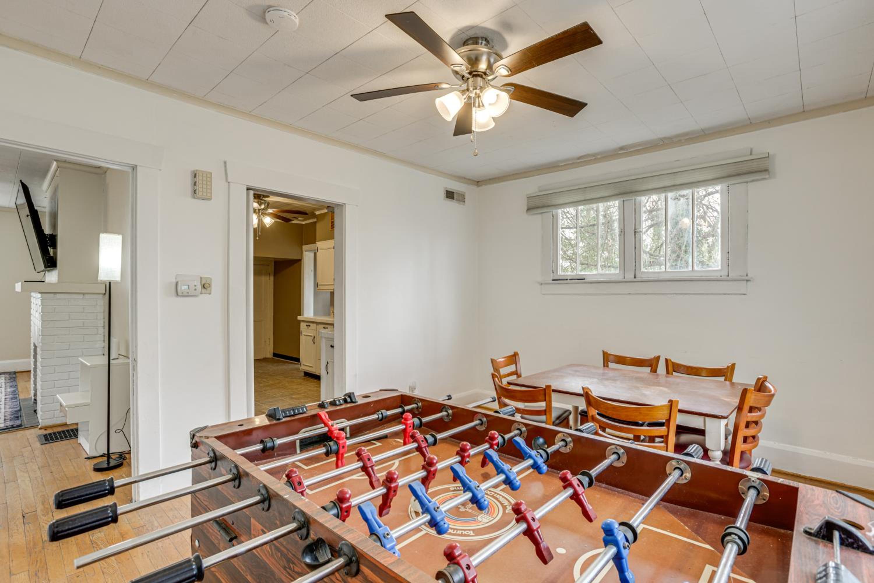 Near University Ave! Pet-Friendly 3BR with Foosball!
