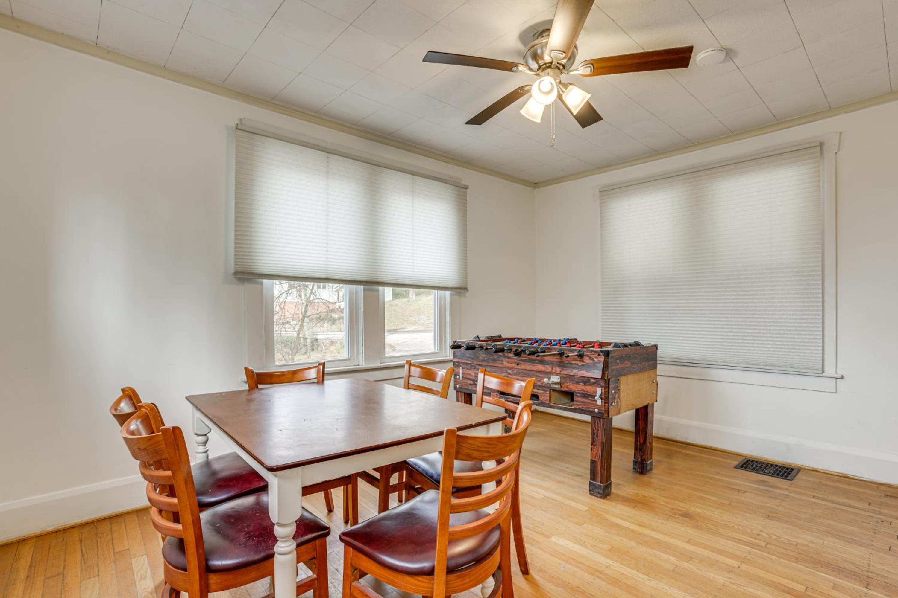 Near University Ave! Pet-Friendly 3BR with Foosball!