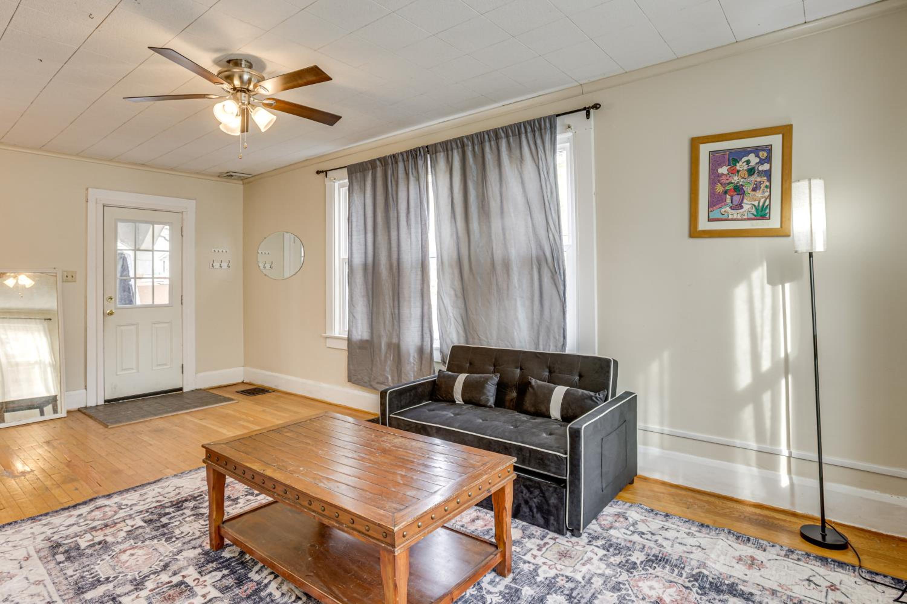 Near University Ave! Pet-Friendly 3BR with Foosball!
