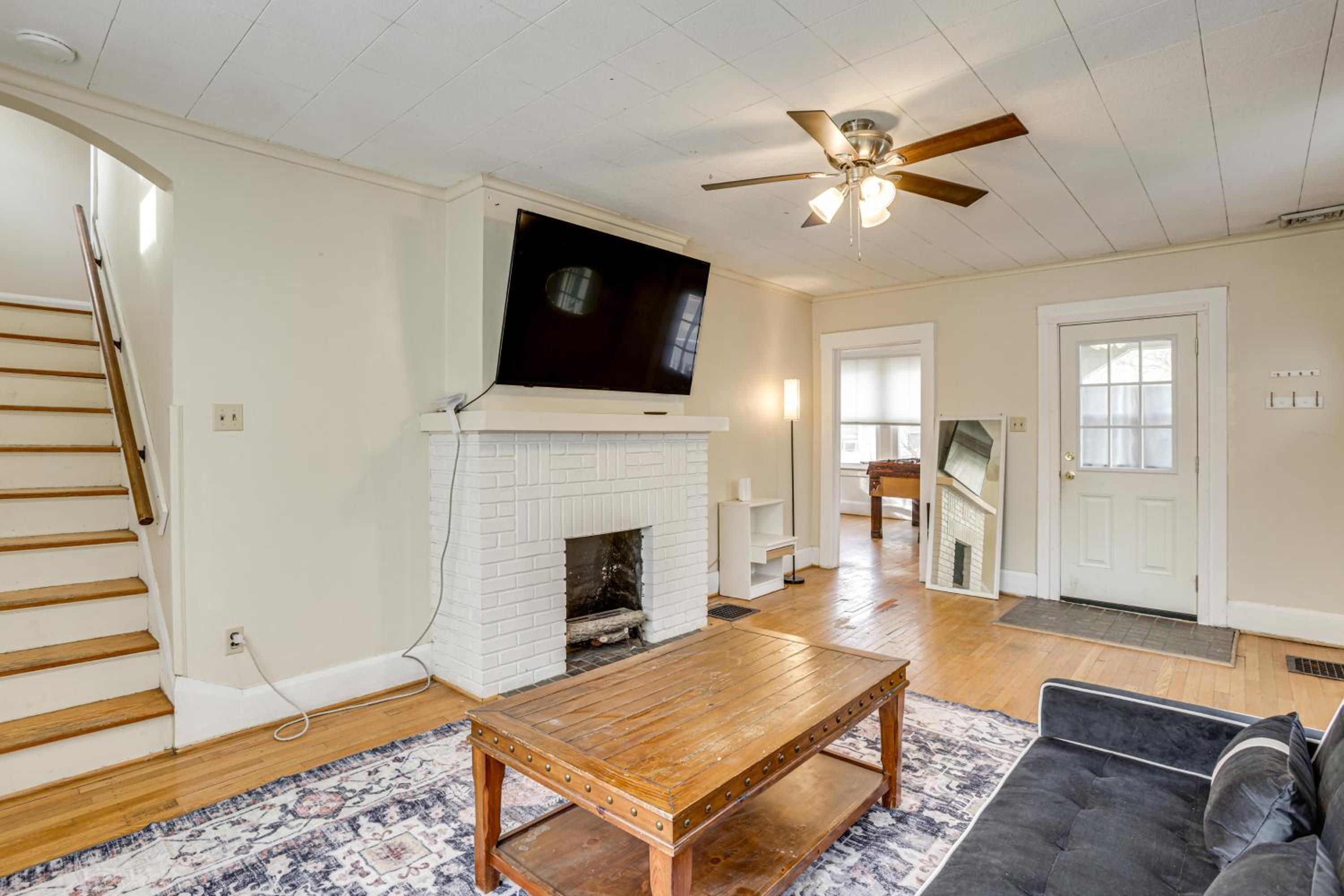 Near University Ave! Pet-Friendly 3BR with Foosball!
