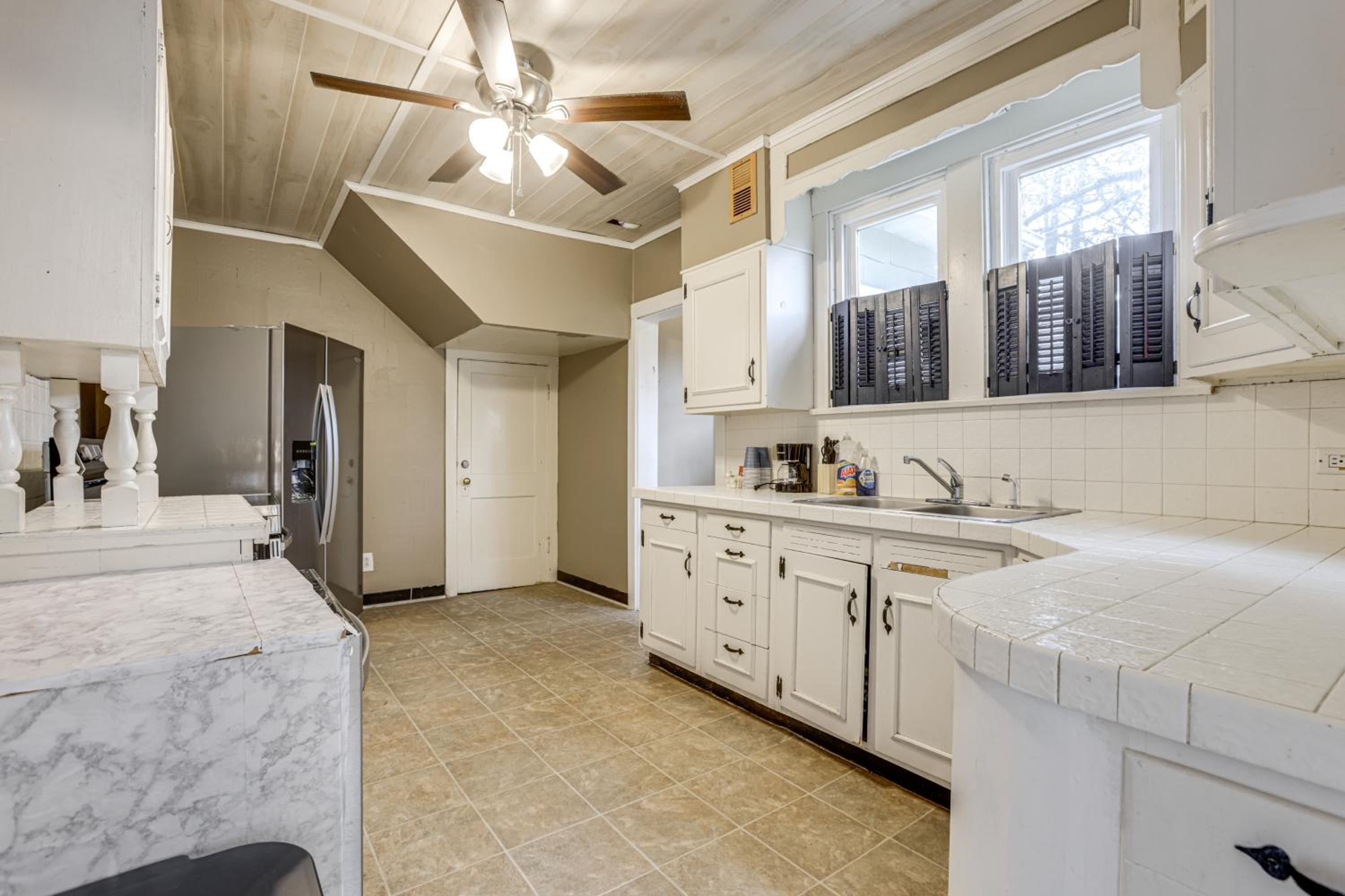 Near University Ave! Pet-Friendly 3BR with Foosball!