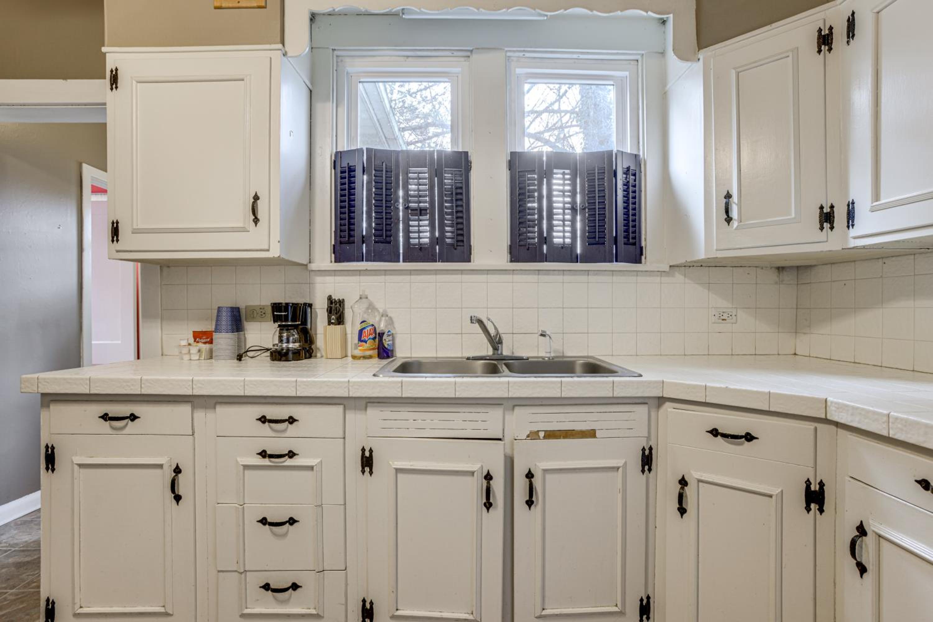 Near University Ave! Pet-Friendly 3BR with Foosball!