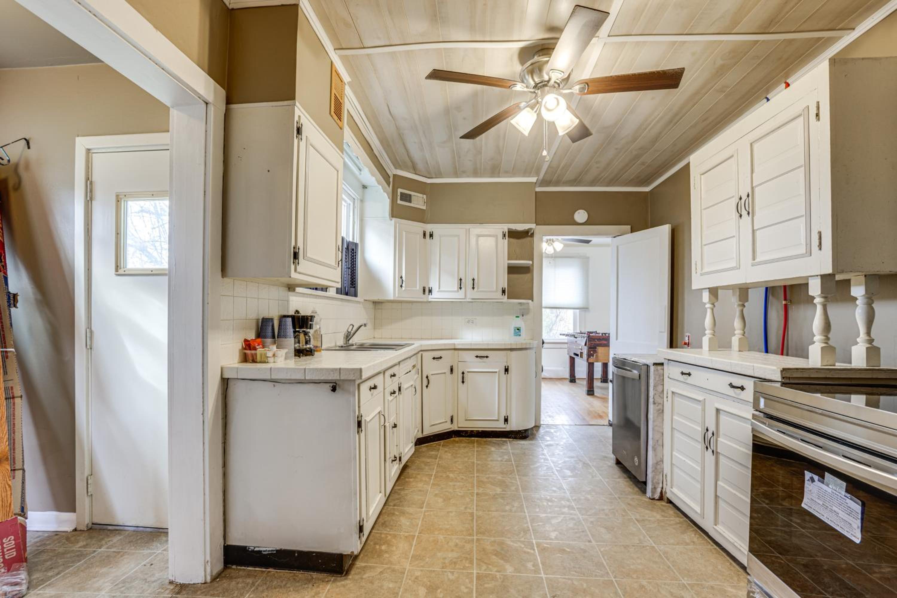 Near University Ave! Pet-Friendly 3BR with Foosball!