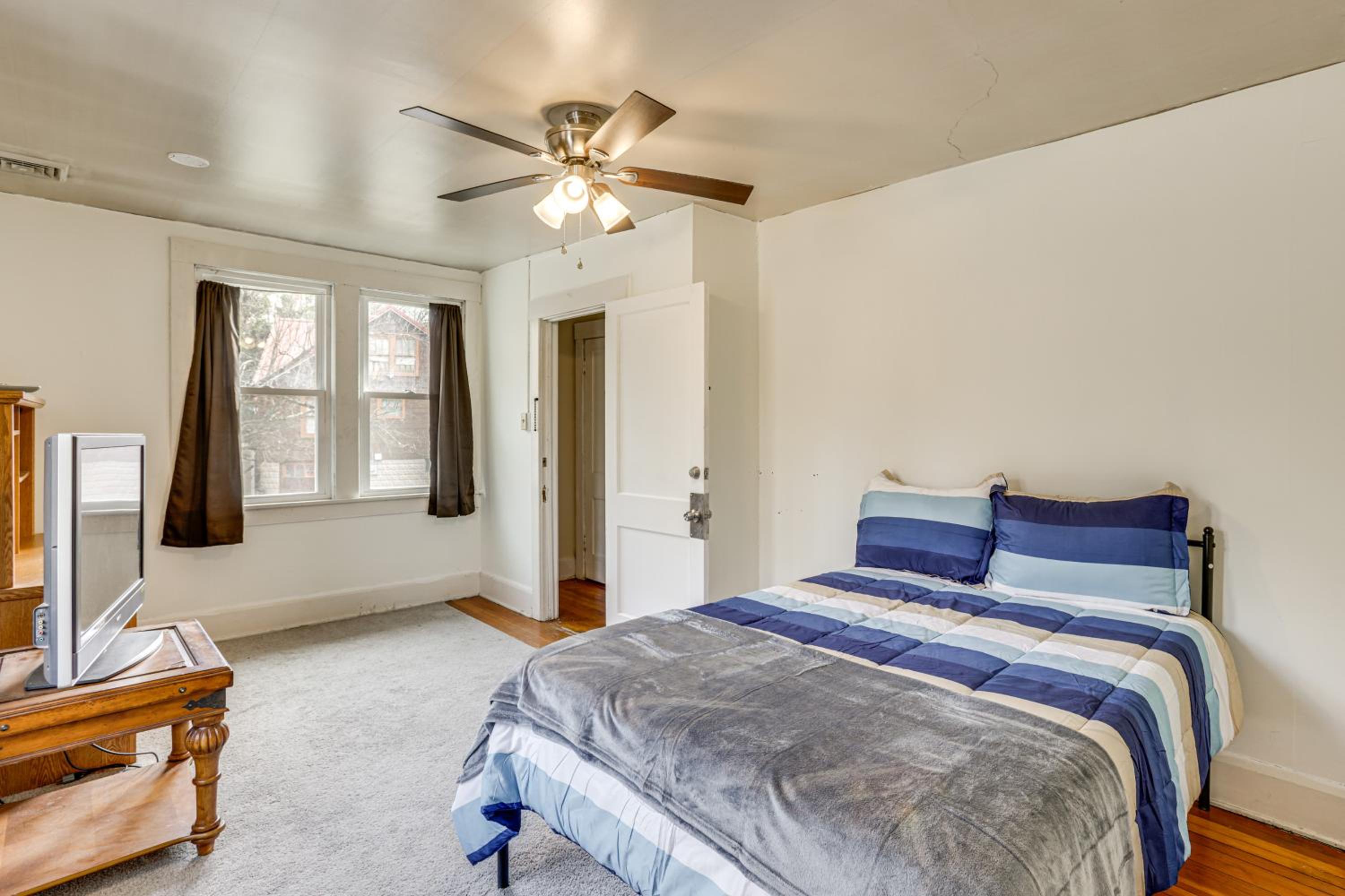 Near University Ave! Pet-Friendly 3BR with Foosball!