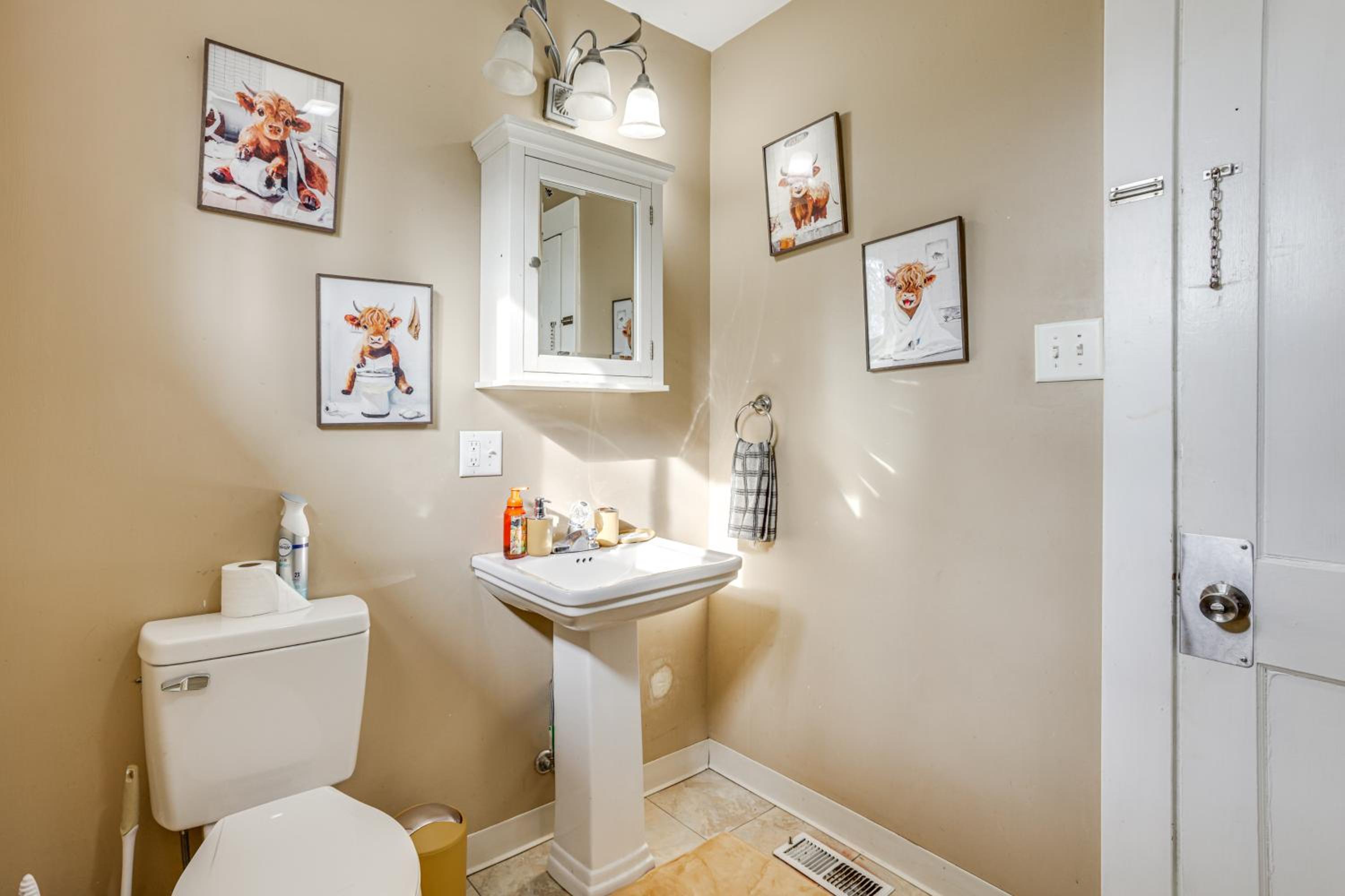 Near University Ave! Pet-Friendly 3BR with Foosball!