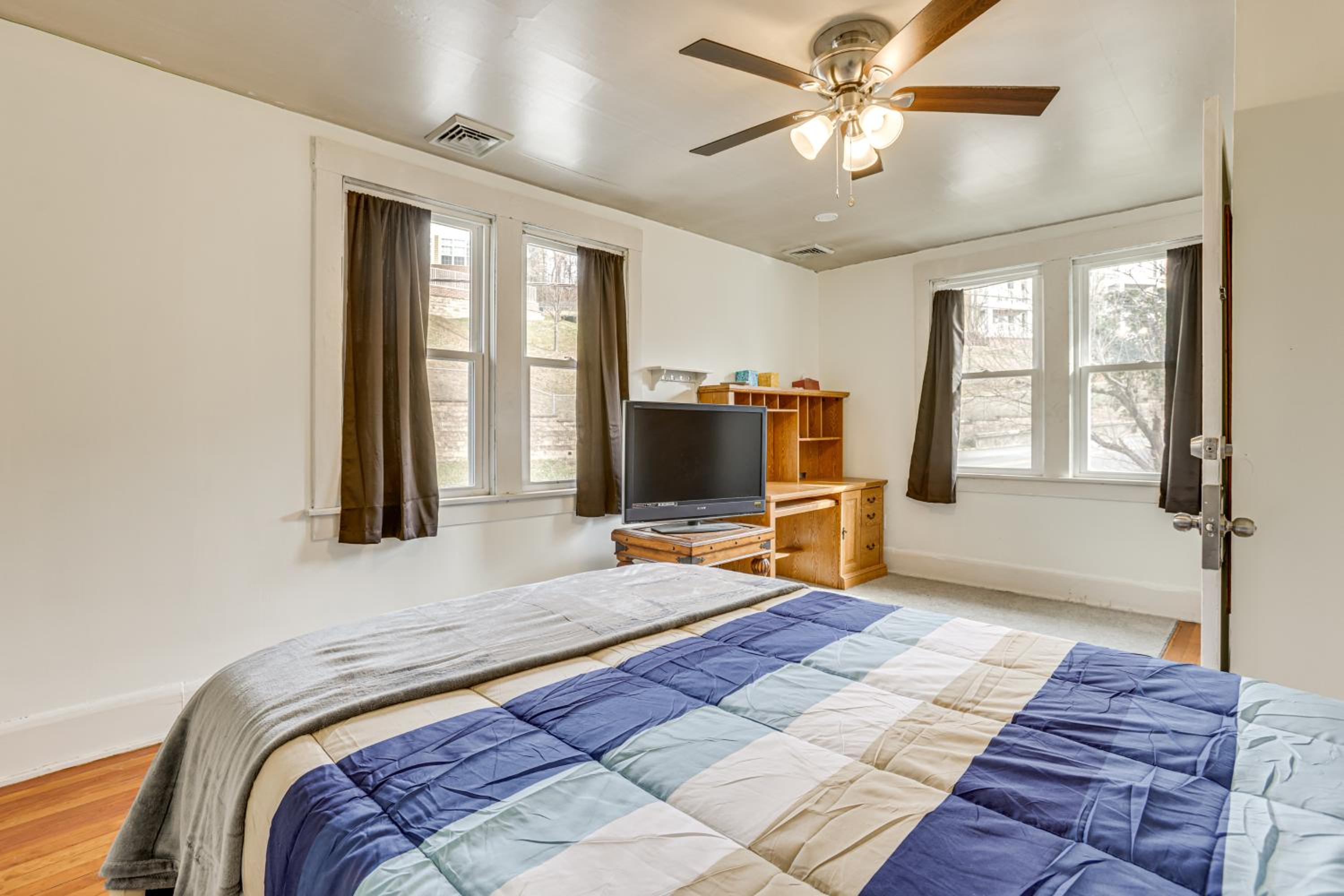 Near University Ave! Pet-Friendly 3BR with Foosball!