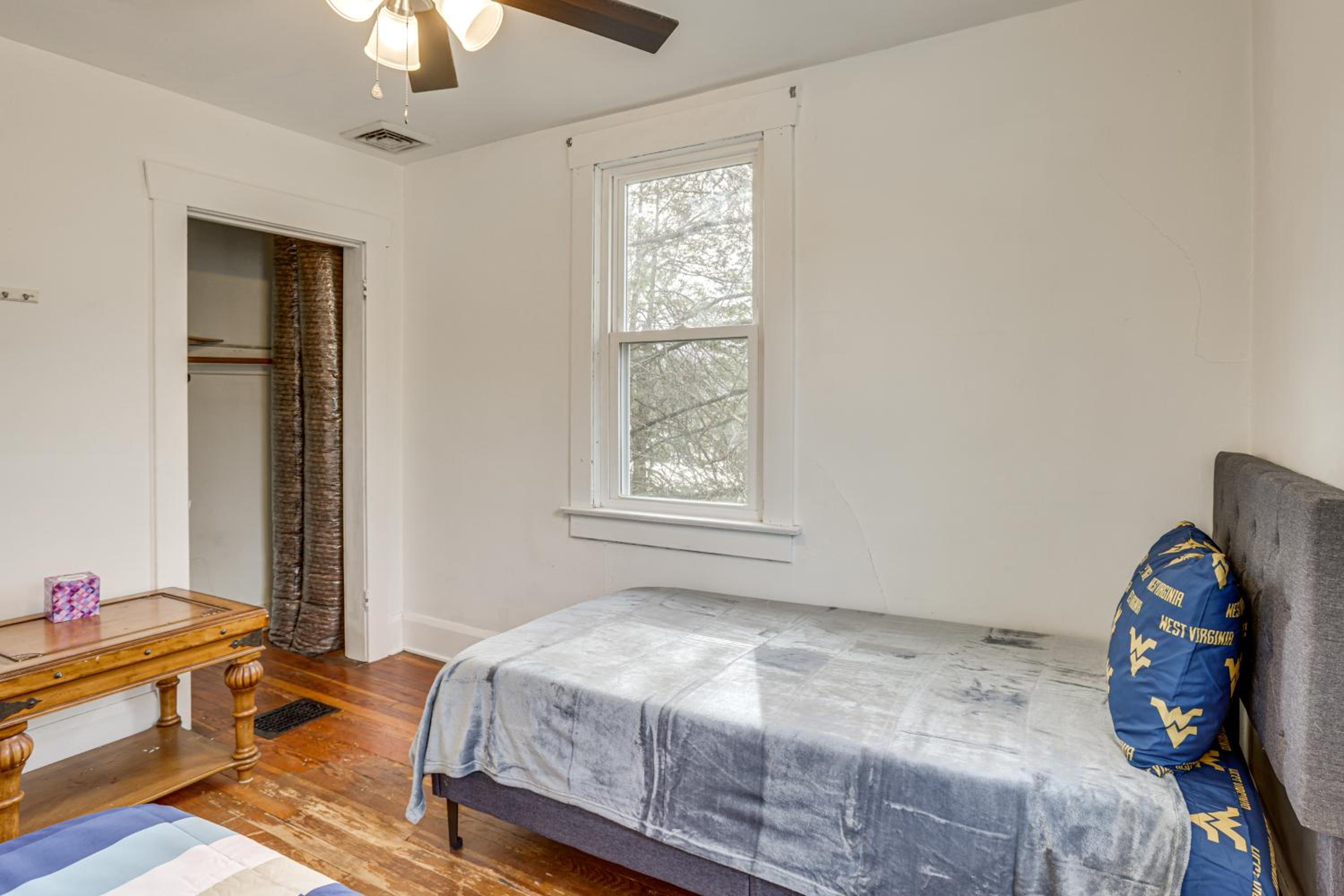 Near University Ave! Pet-Friendly 3BR with Foosball!