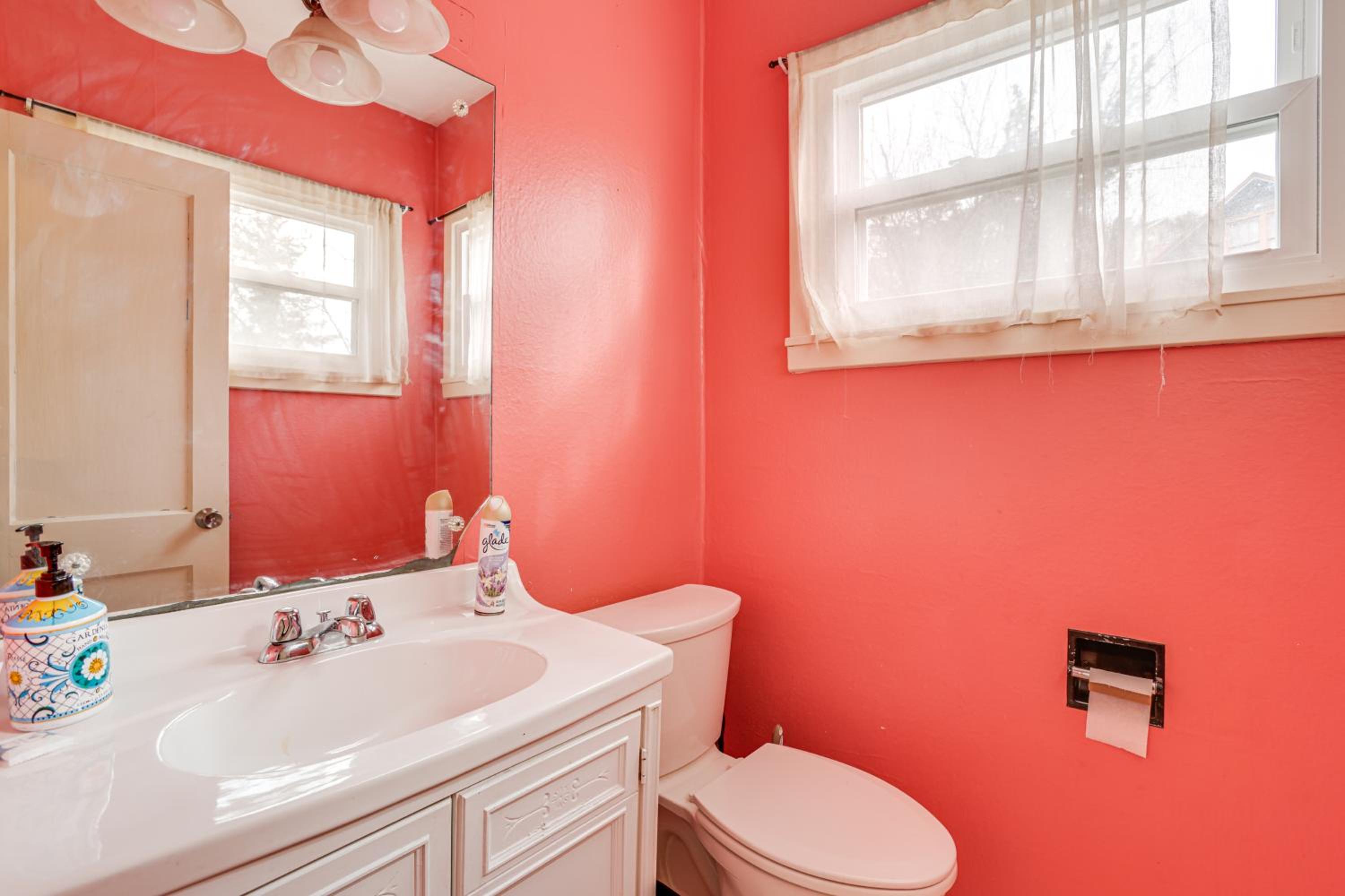 Near University Ave! Pet-Friendly 3BR with Foosball!