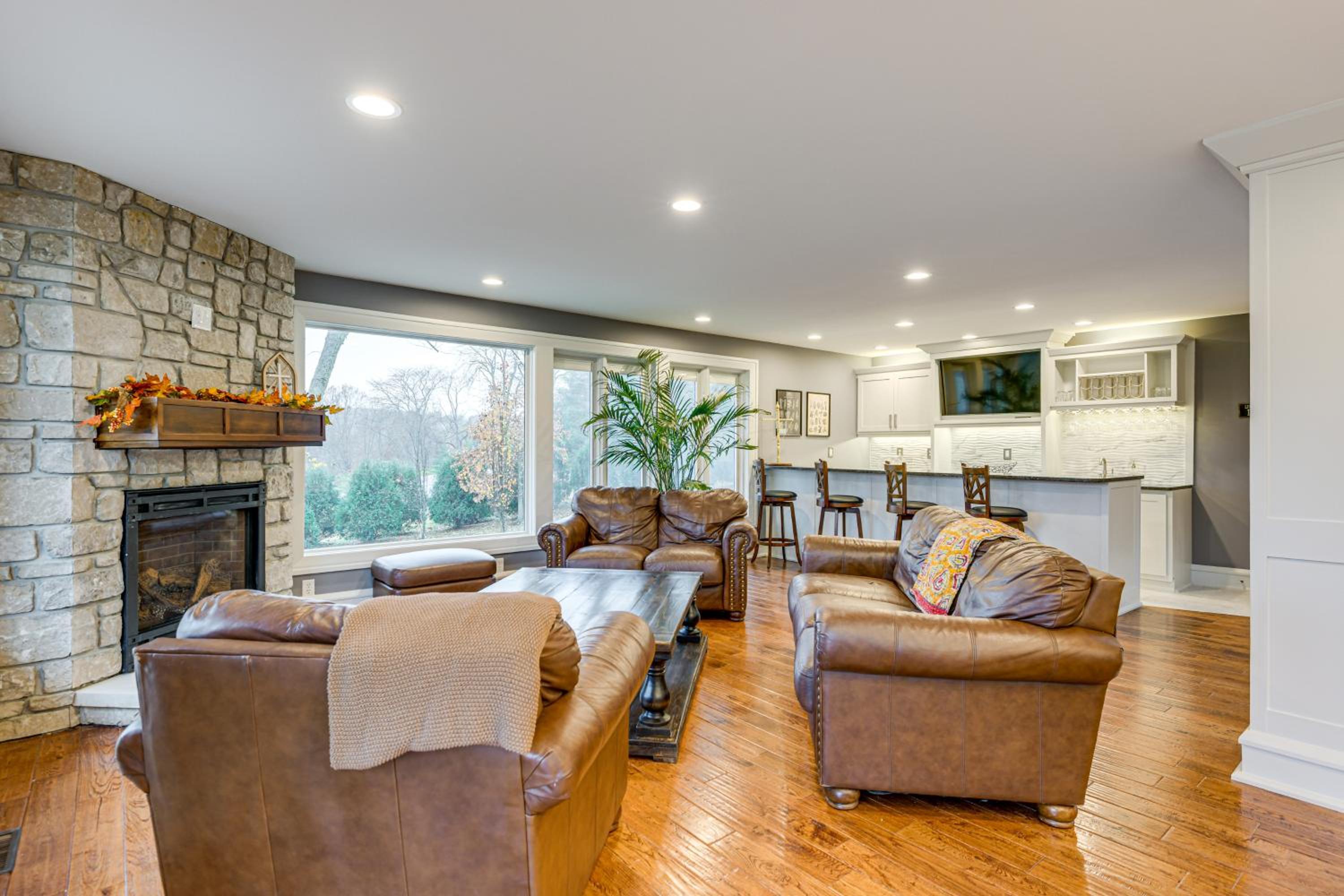 Great for Groups Home 3 Mi to Dtwn Springfield!