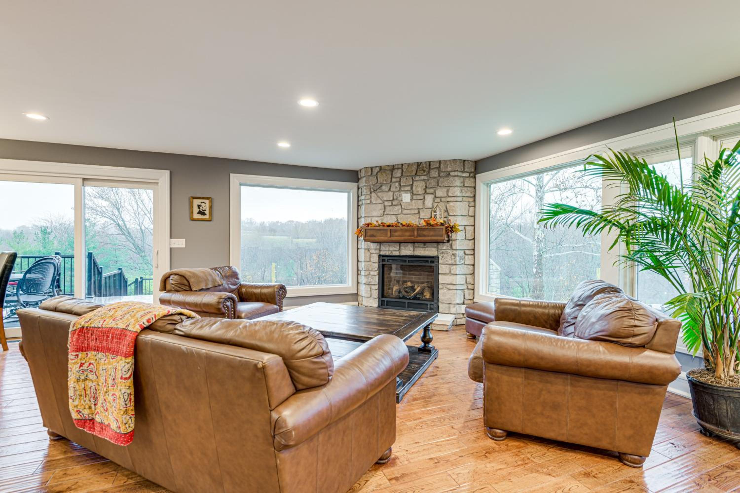 Great for Groups Home 3 Mi to Dtwn Springfield!