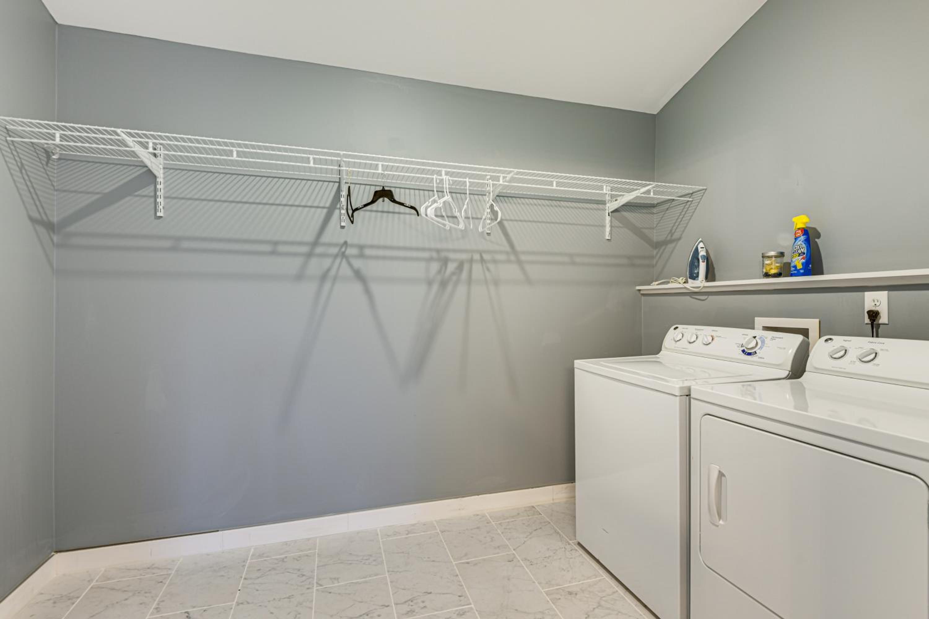 Great for Groups Home 3 Mi to Dtwn Springfield!