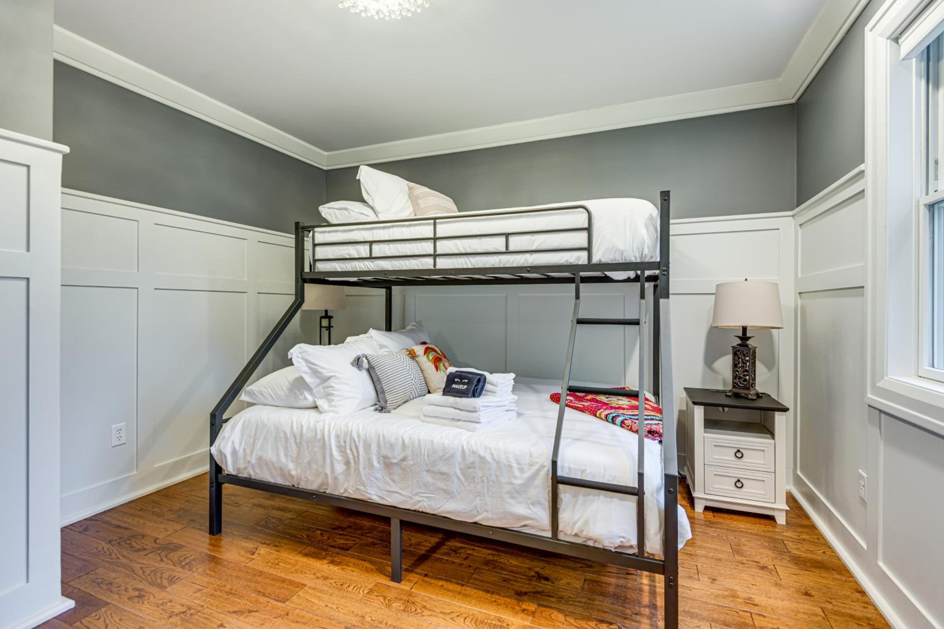 Great for Groups Home 3 Mi to Dtwn Springfield!