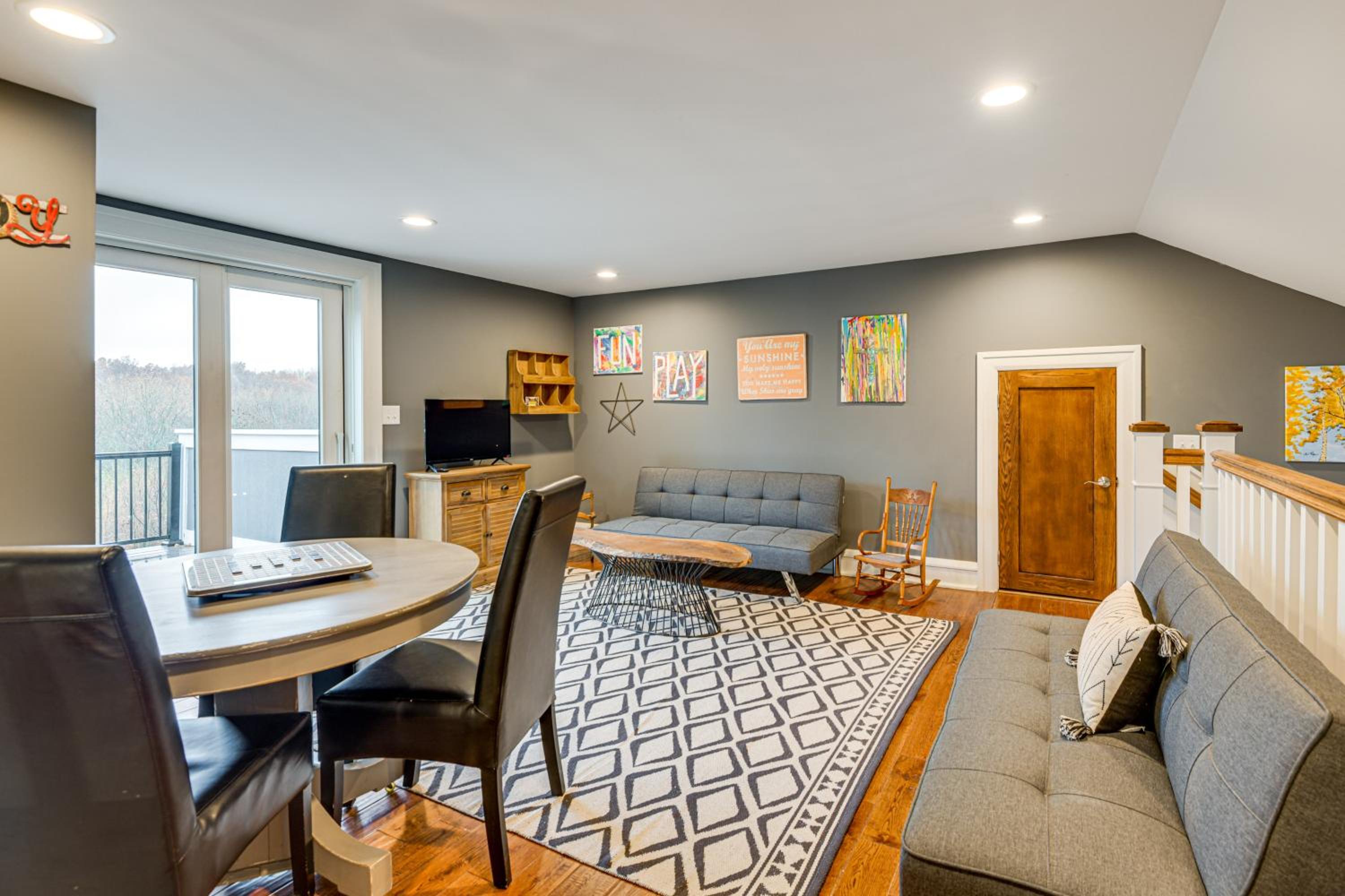 Great for Groups Home 3 Mi to Dtwn Springfield!