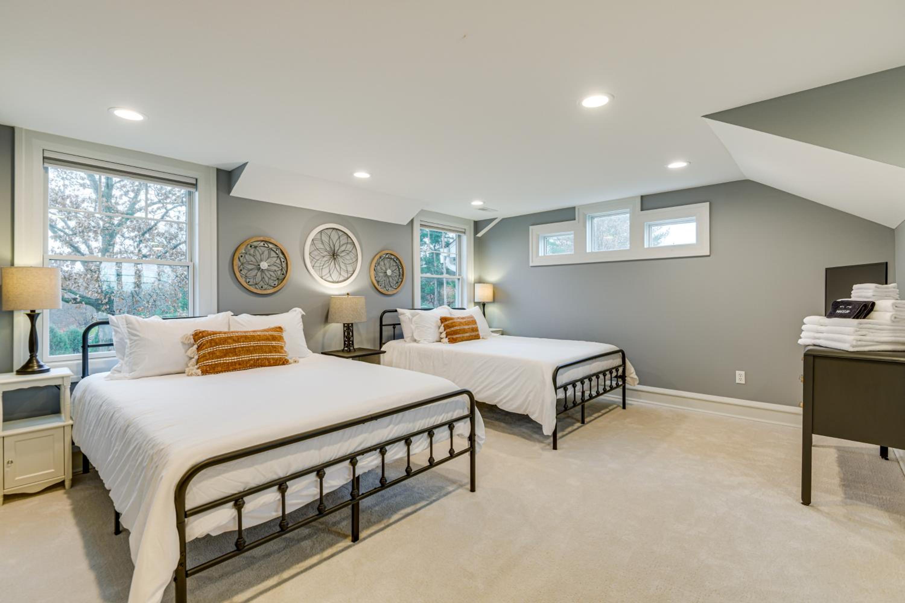 Great for Groups Home 3 Mi to Dtwn Springfield!