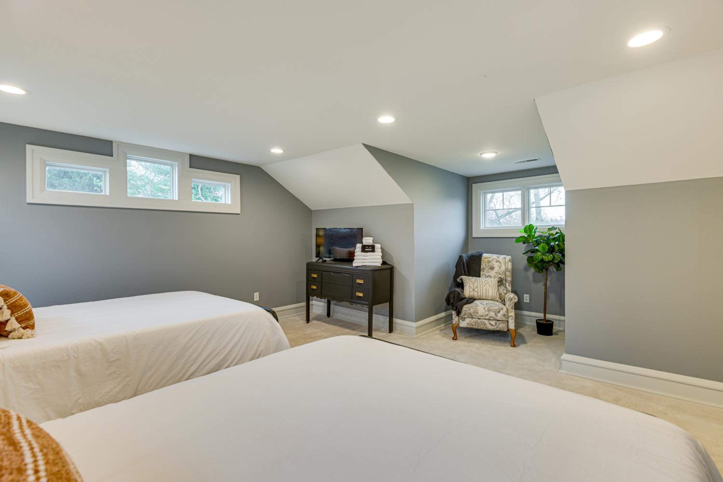 Great for Groups Home 3 Mi to Dtwn Springfield!