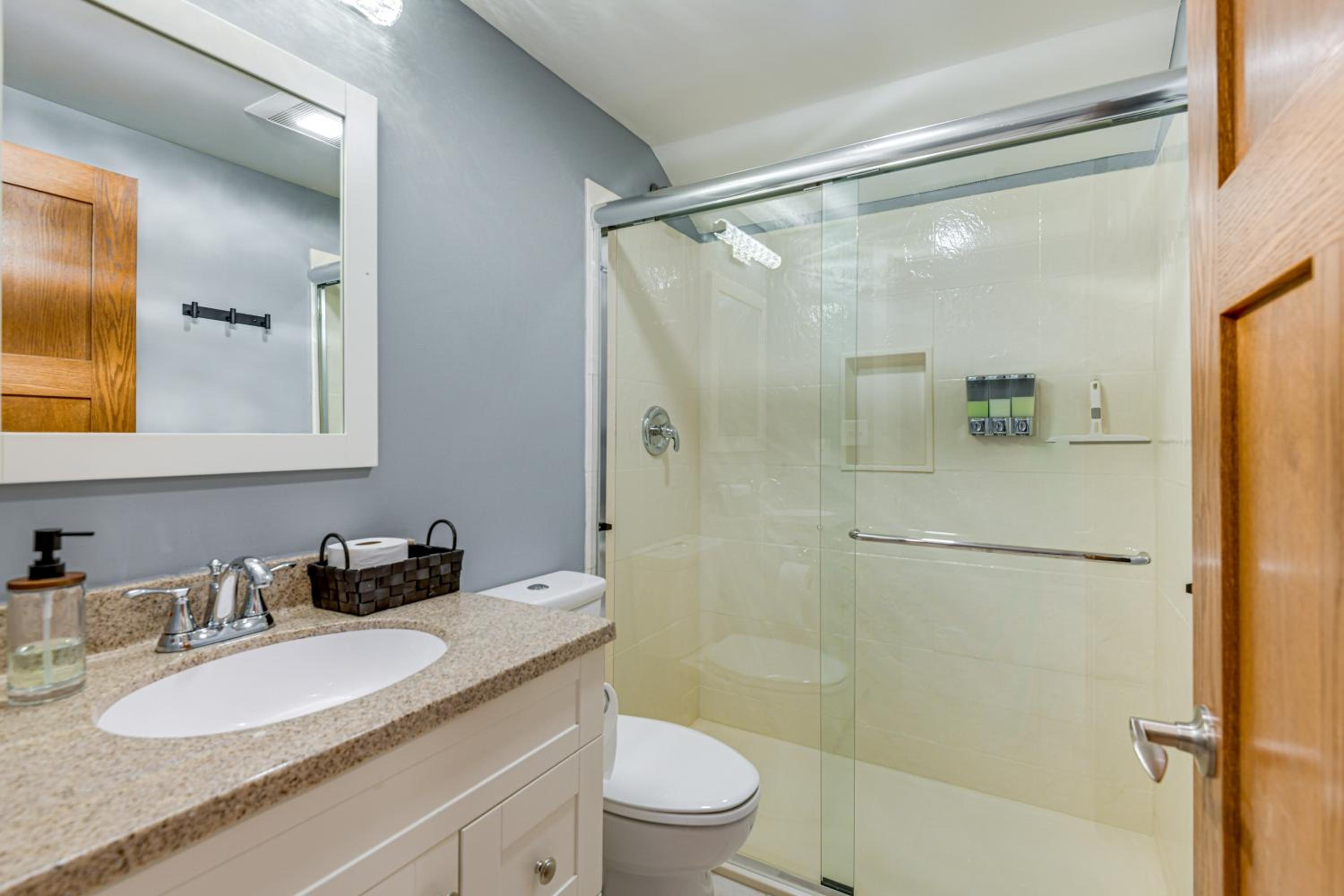 Great for Groups Home 3 Mi to Dtwn Springfield!