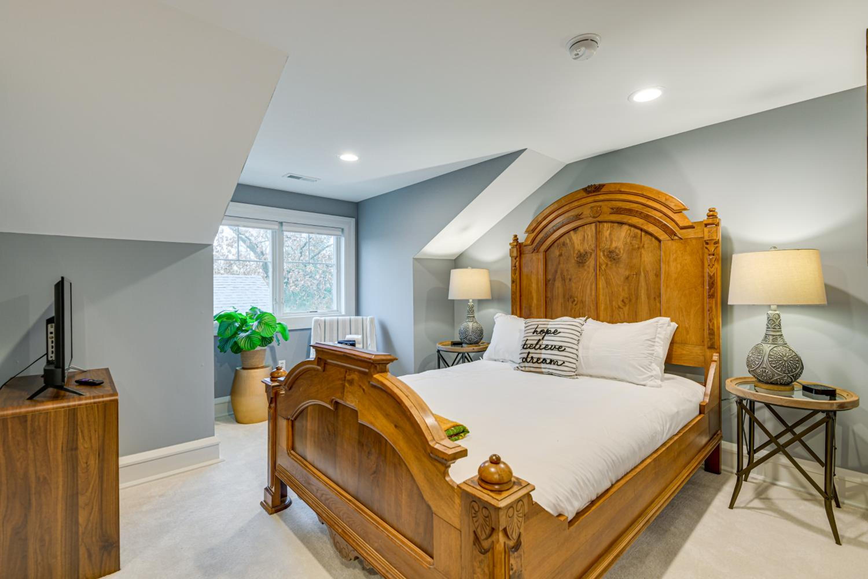 Great for Groups Home 3 Mi to Dtwn Springfield!