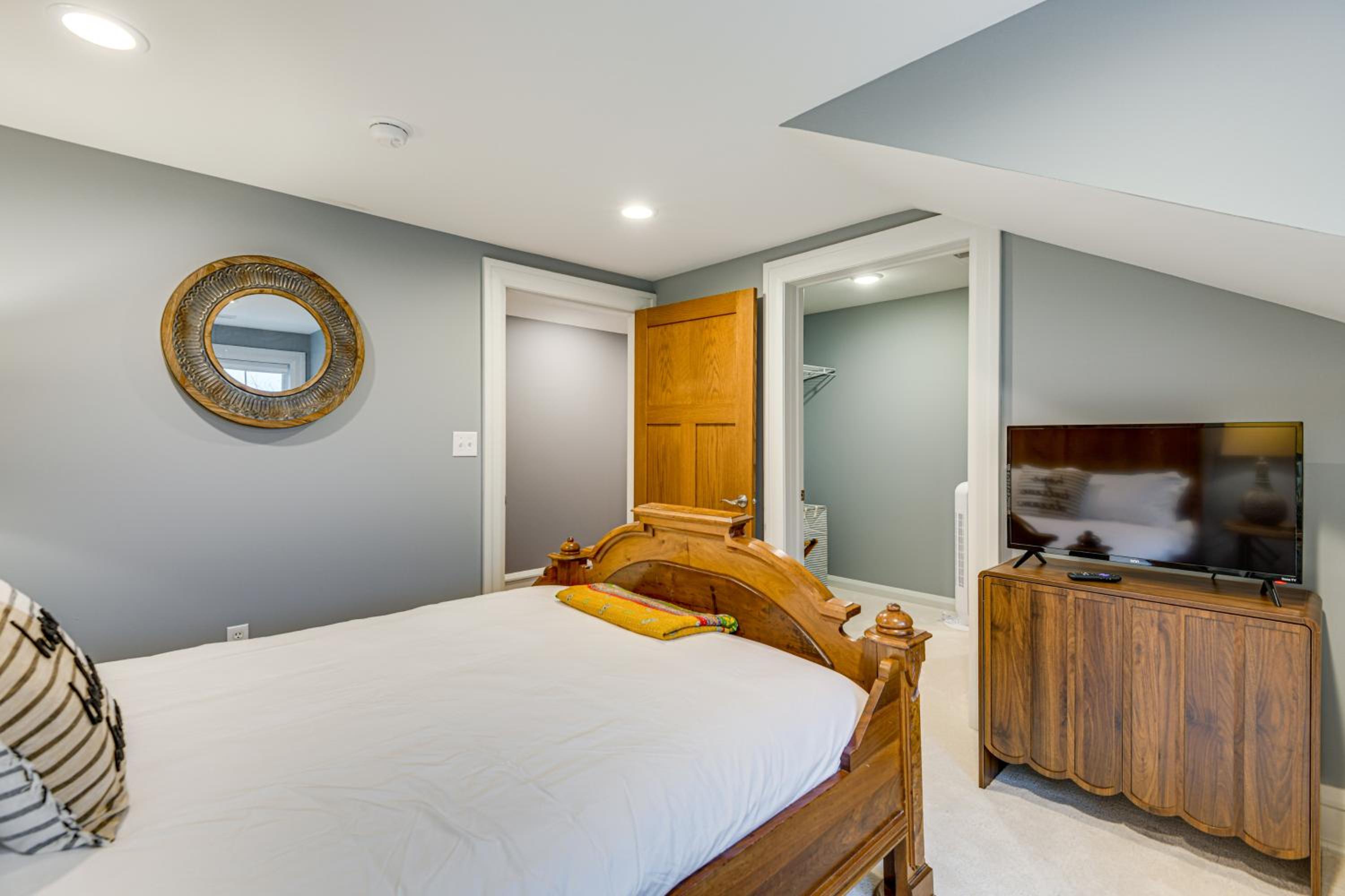 Great for Groups Home 3 Mi to Dtwn Springfield!