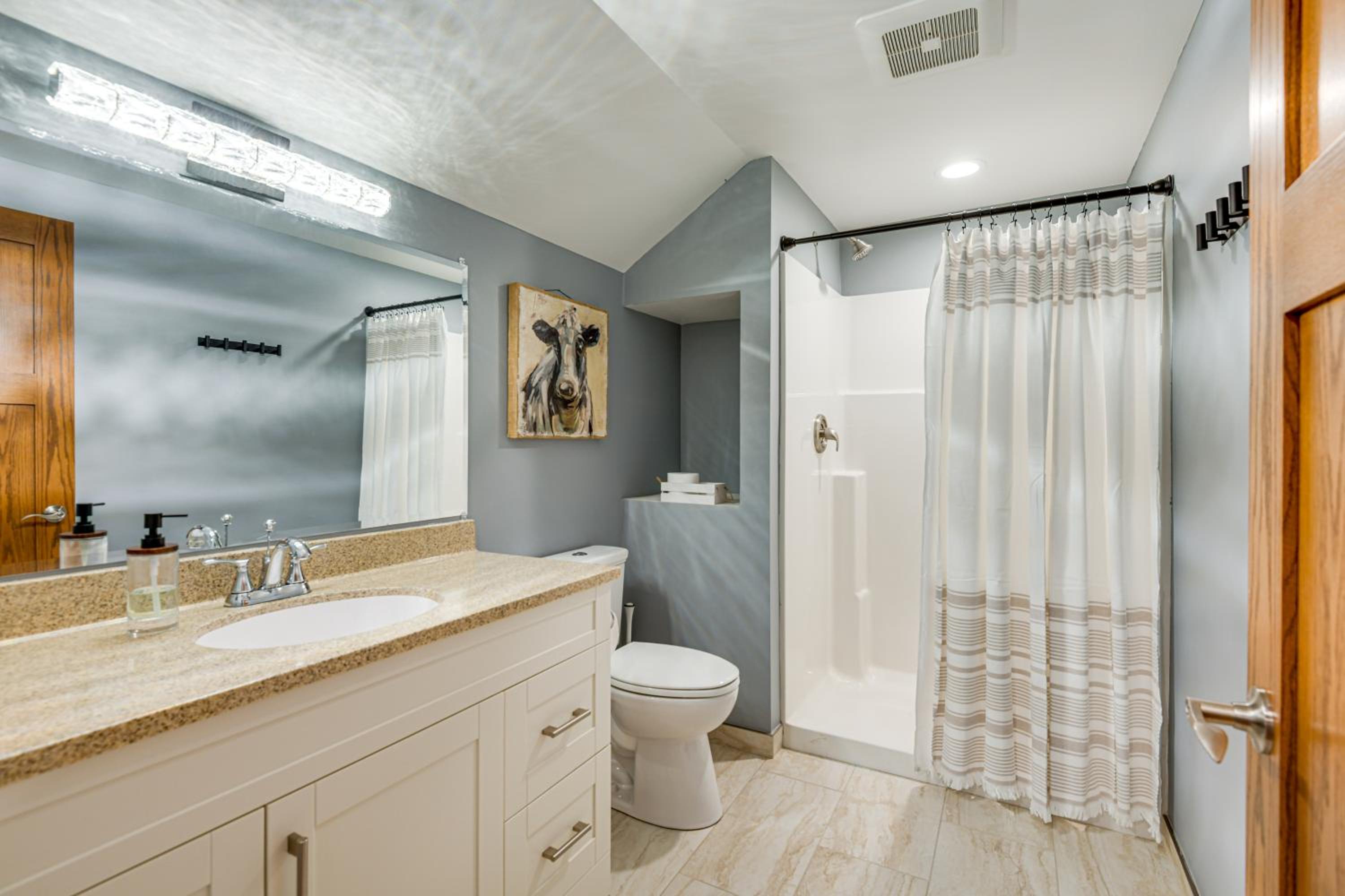 Great for Groups Home 3 Mi to Dtwn Springfield!