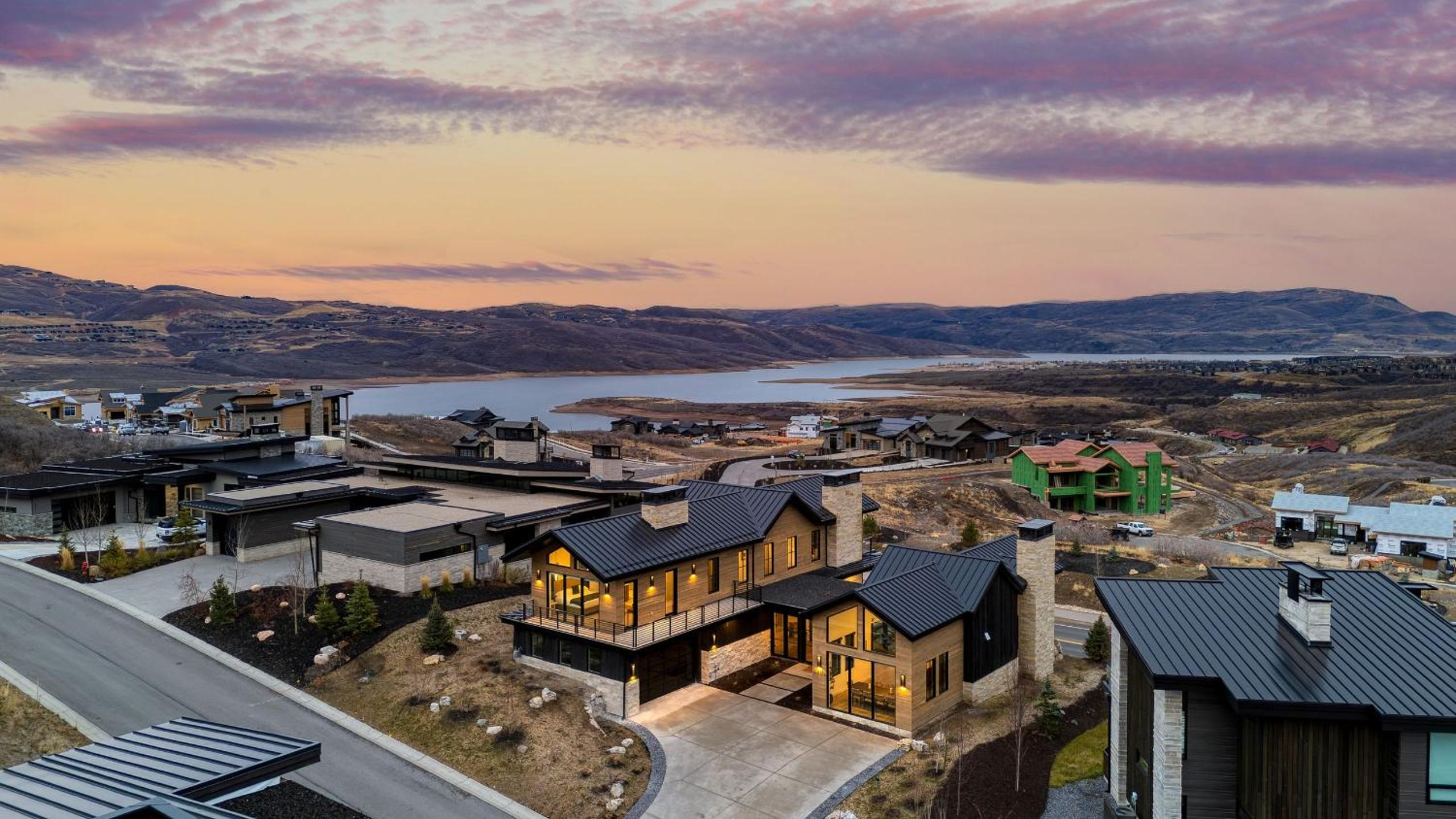 2 Min to Jordanelle Gondola • Hot Tub • Spa Suite • Movie Room Mountain Views Skyridge Summit by AvantStay