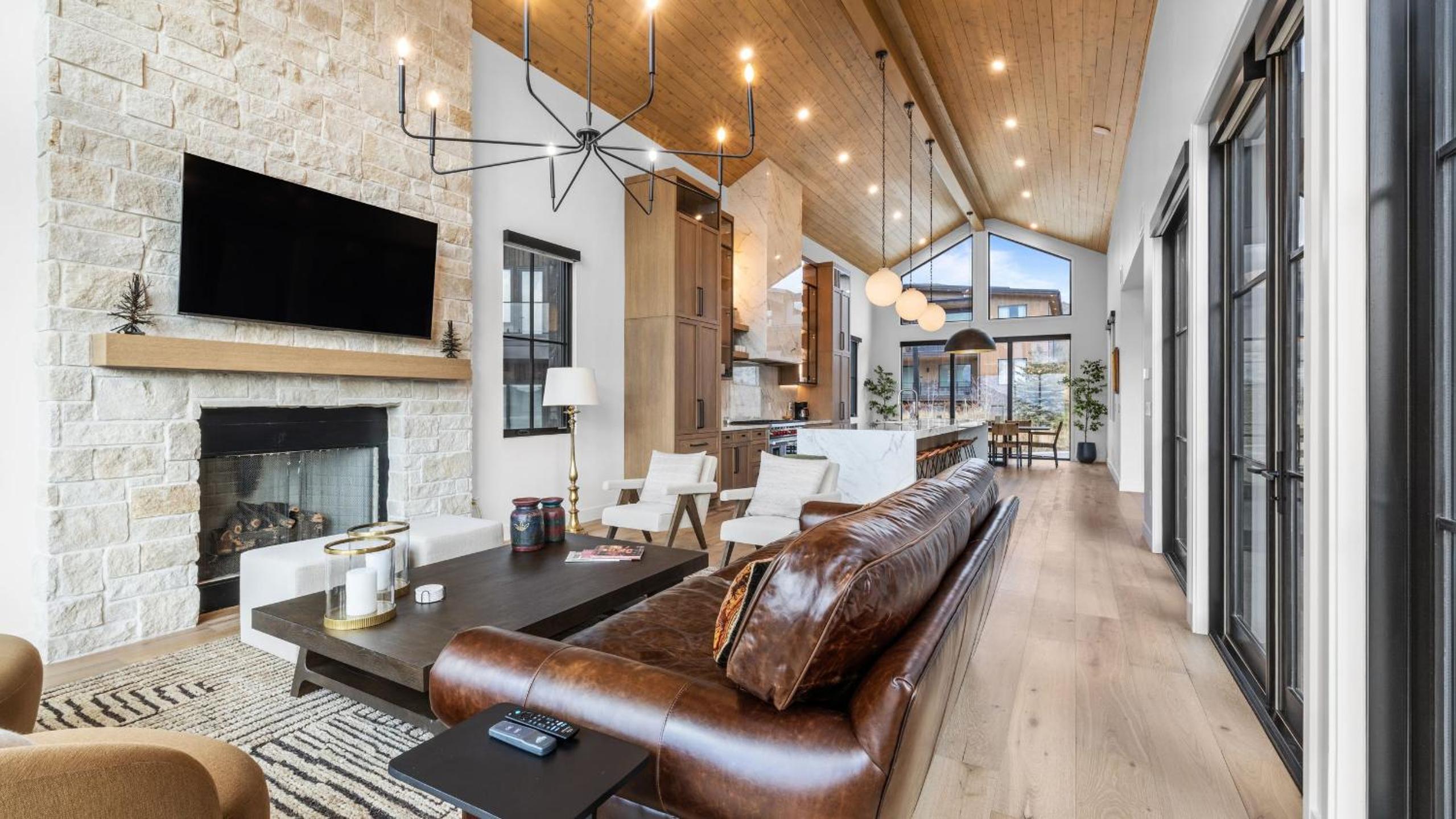 2 Min to Jordanelle Gondola • Hot Tub • Spa Suite • Movie Room Mountain Views Skyridge Summit by AvantStay