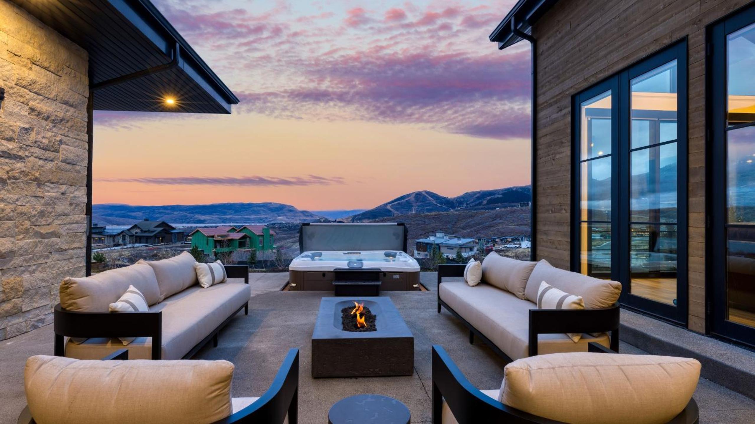 2 Min to Jordanelle Gondola • Hot Tub • Spa Suite • Movie Room Mountain Views Skyridge Summit by AvantStay