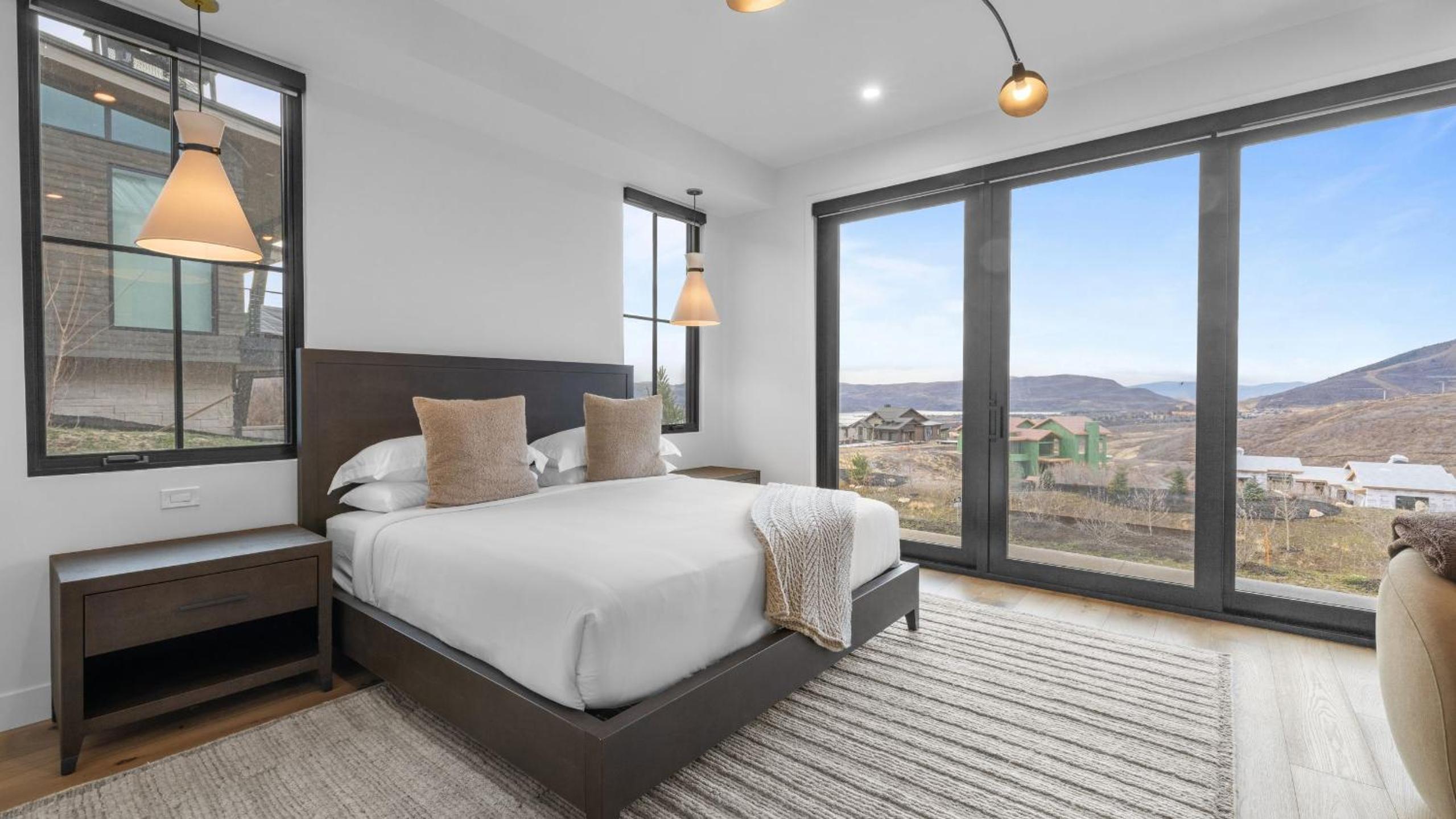 2 Min to Jordanelle Gondola • Hot Tub • Spa Suite • Movie Room Mountain Views Skyridge Summit by AvantStay