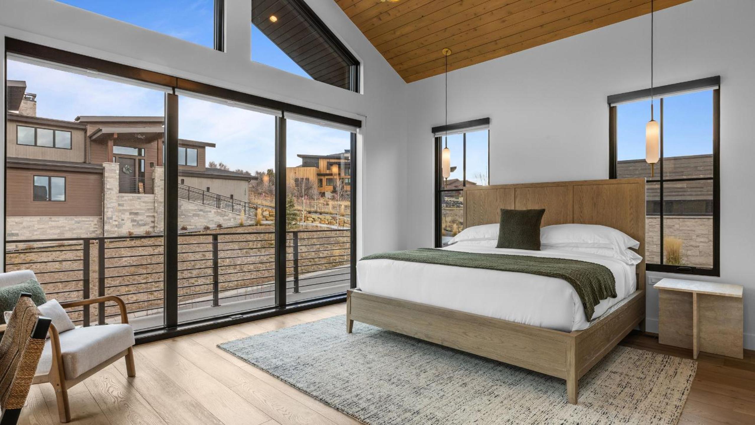 2 Min to Jordanelle Gondola • Hot Tub • Spa Suite • Movie Room Mountain Views Skyridge Summit by AvantStay