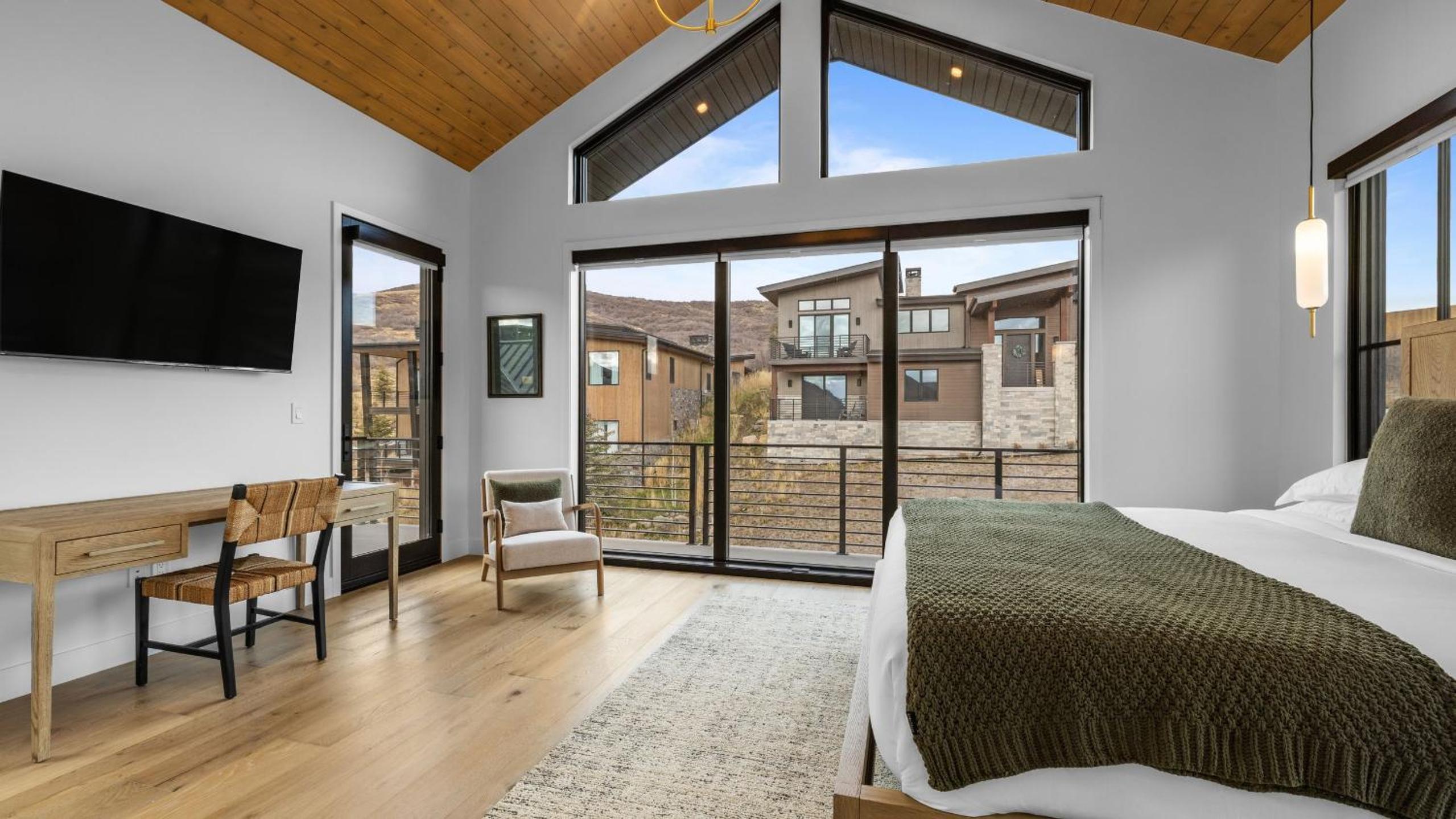 2 Min to Jordanelle Gondola • Hot Tub • Spa Suite • Movie Room Mountain Views Skyridge Summit by AvantStay