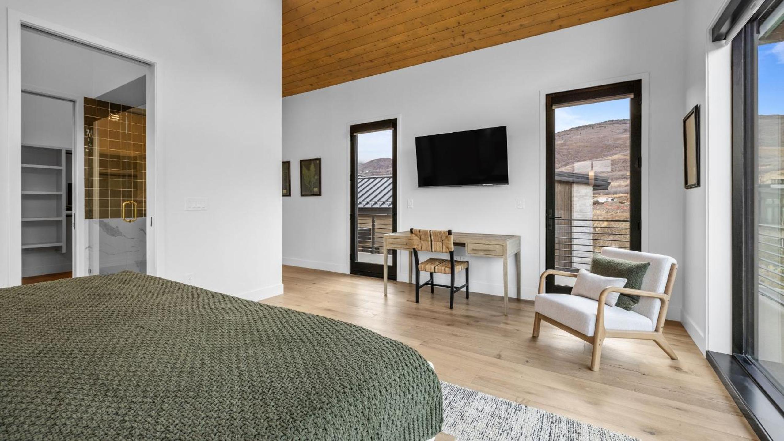 2 Min to Jordanelle Gondola • Hot Tub • Spa Suite • Movie Room Mountain Views Skyridge Summit by AvantStay